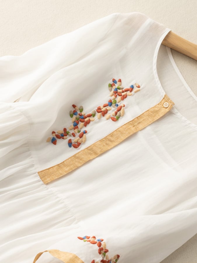 Abito Ricamato in Cotone e Lino con Design Etnico e Vestibilità Comoda