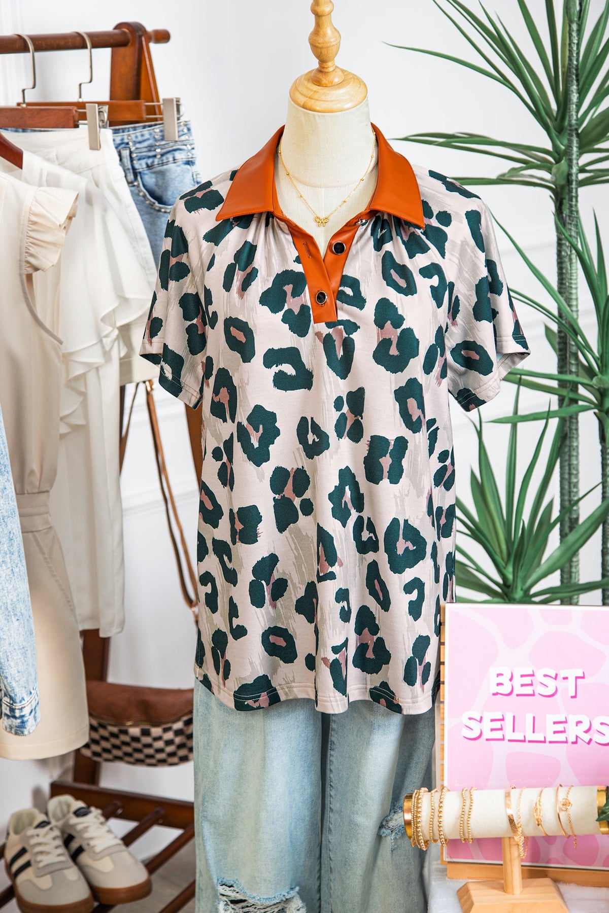 Blusa Casual a Maniche Corte con Stampa Leopardata e Colletto a Contrasto