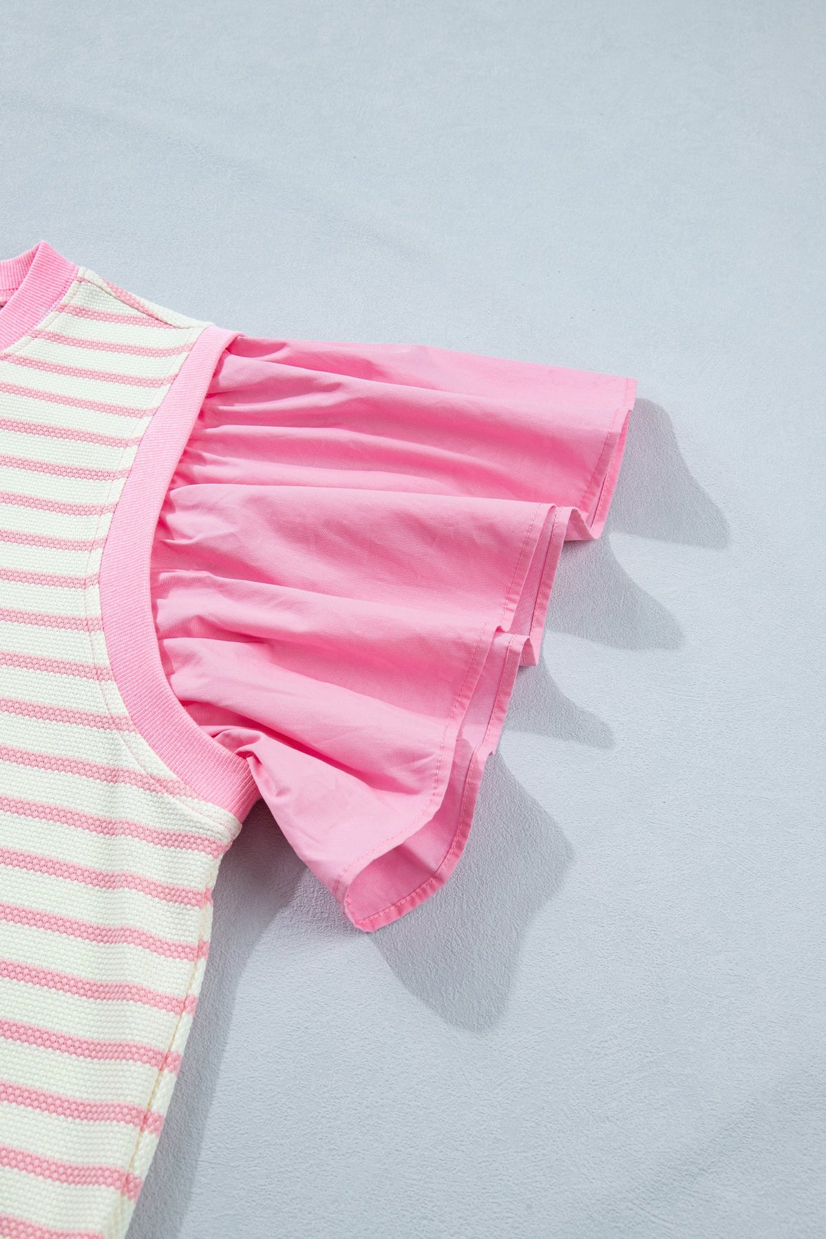 Blusa a Righe Rosa con Maniche Corte a Volant e Patchwork