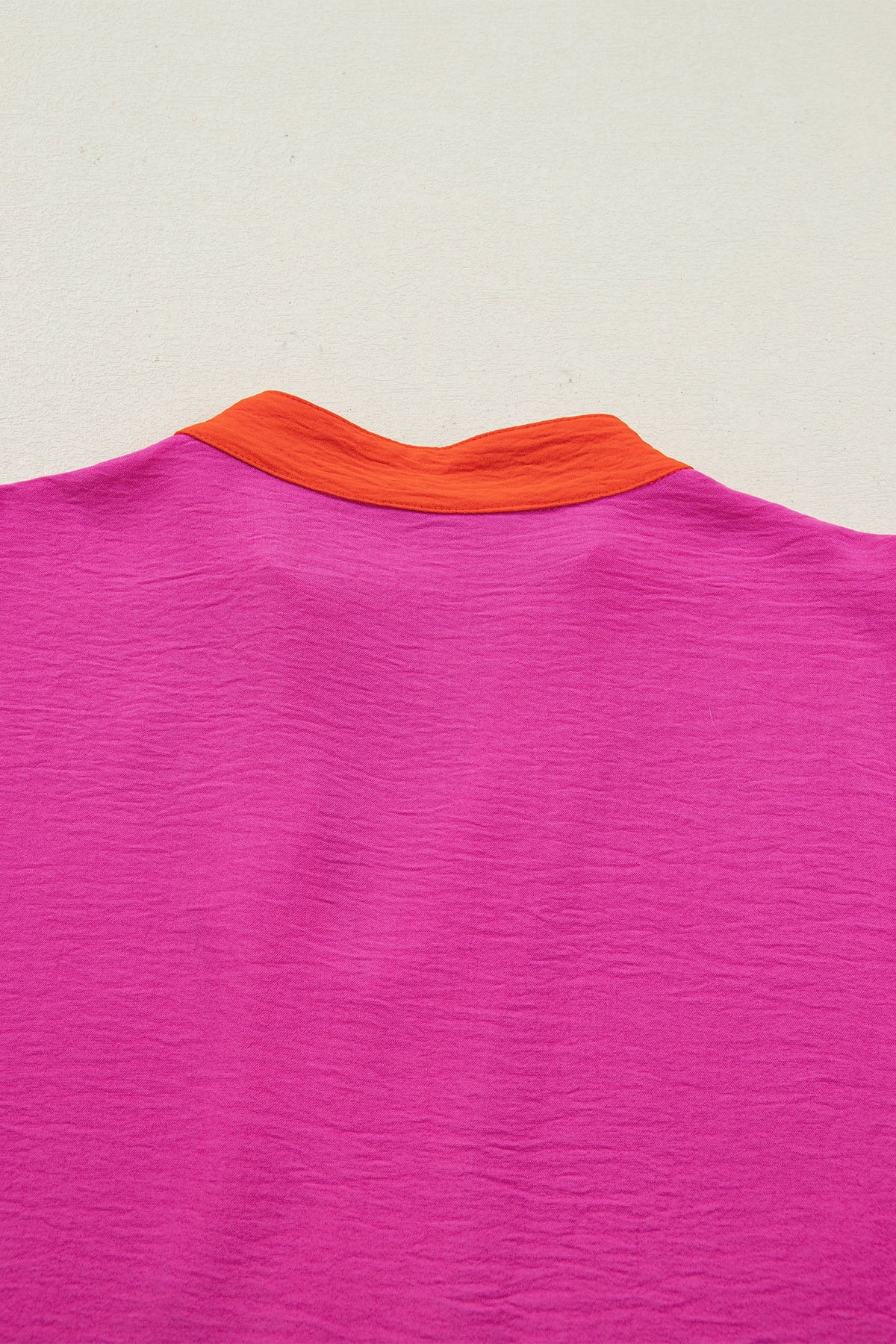 Top a Maniche Corte Ampie con Scollo a V Color Block Rosso Rosa
