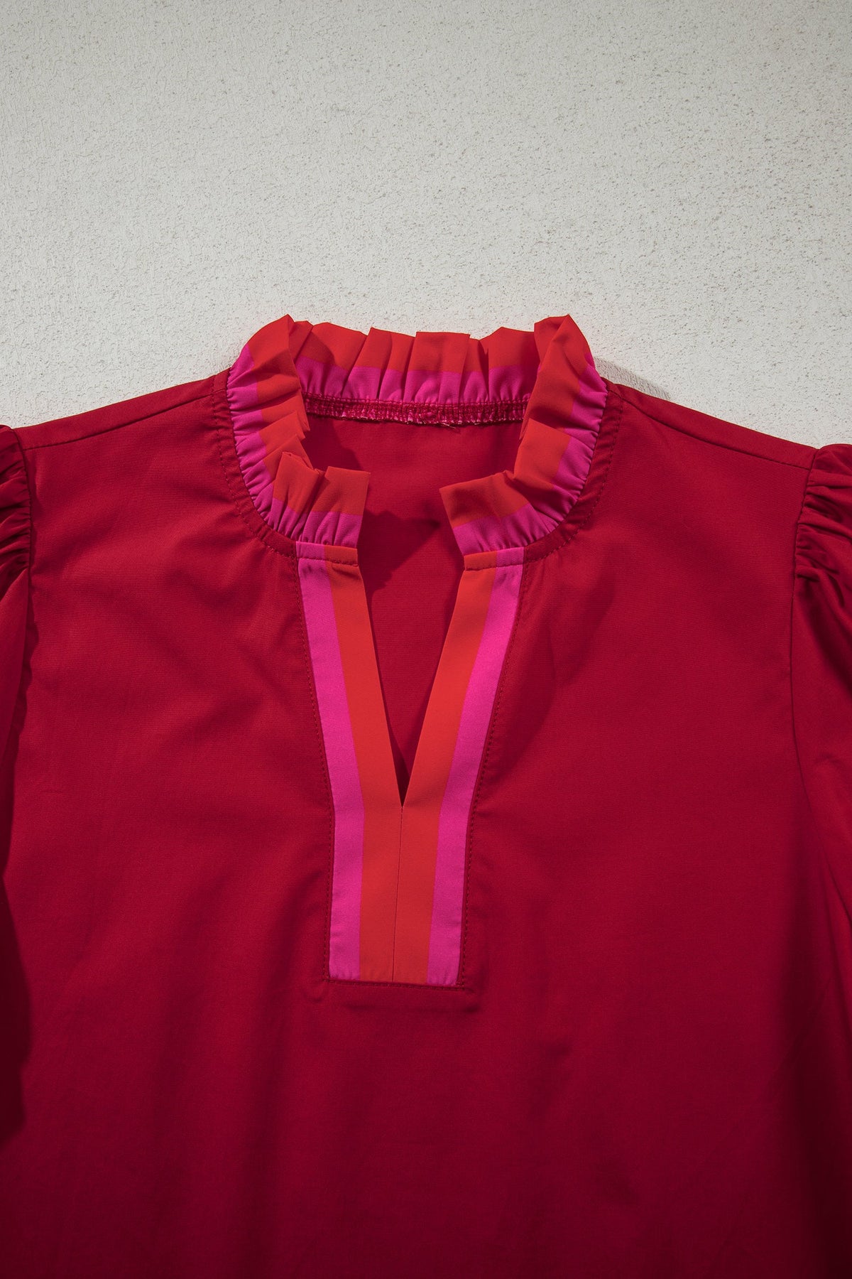 Blusa a righe rosso fuoco con colletto a volant e maniche corte arricciate