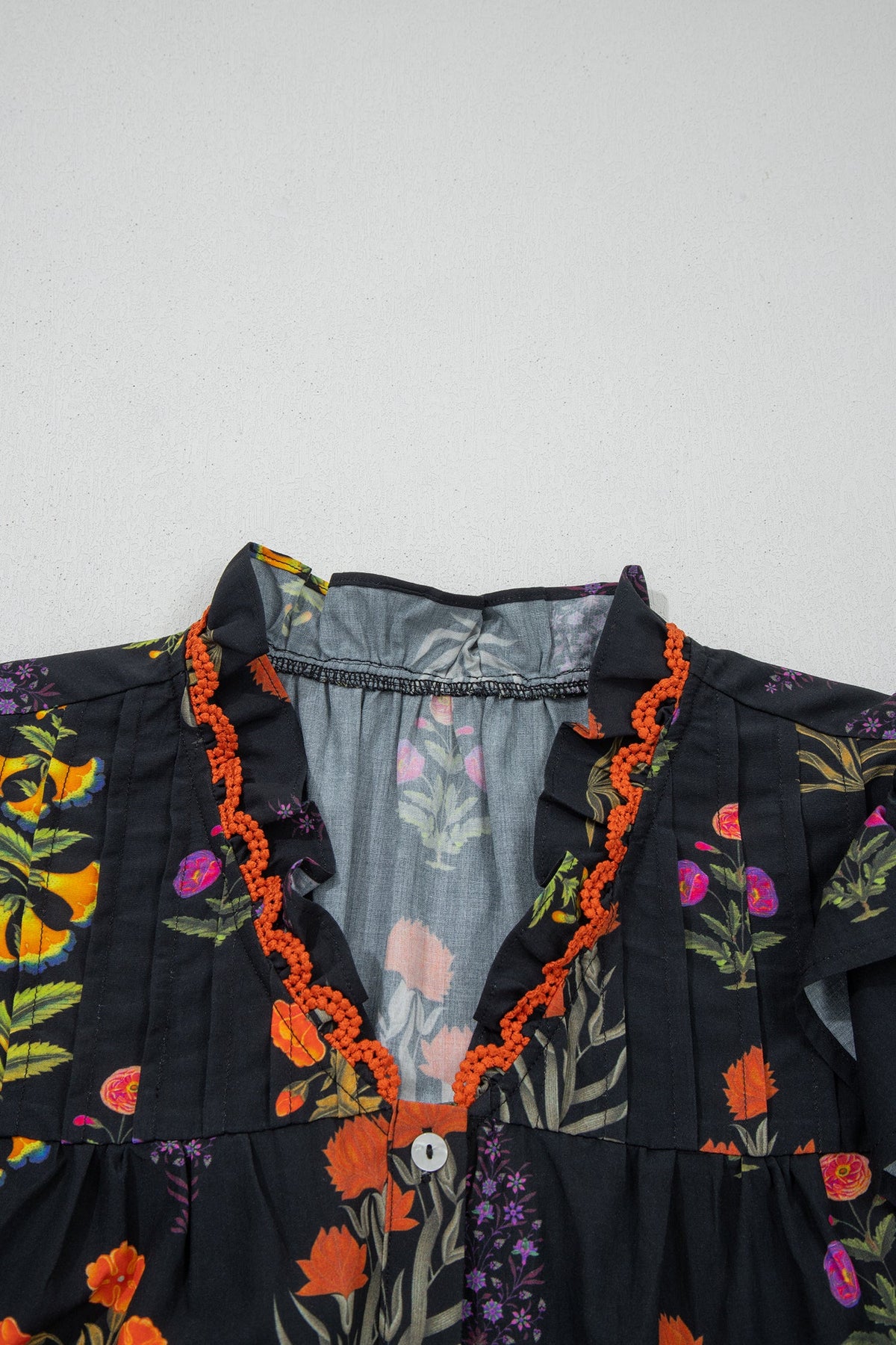 Camicia Nera a Fiori con Bordo in Pizzo e Scollo a V con Volant