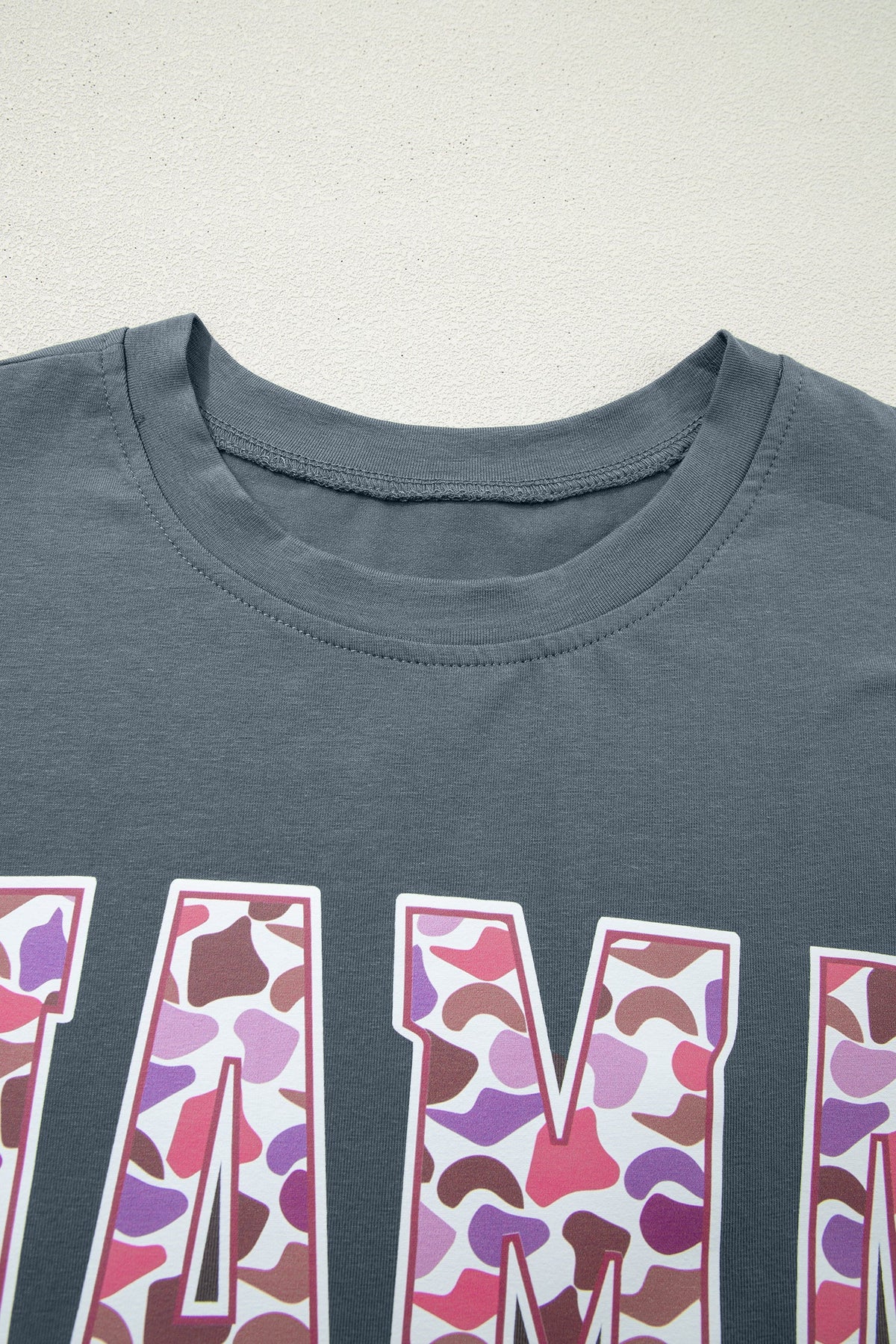 Set Coordinato Grigio Medio con T-shirt MAMA e Pantaloni Mimetici