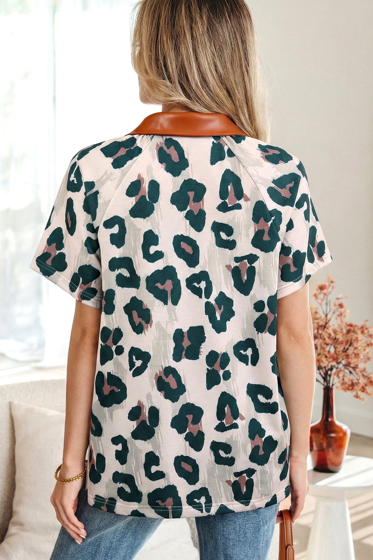 Blusa Casual a Maniche Corte con Stampa Leopardata e Colletto a Contrasto