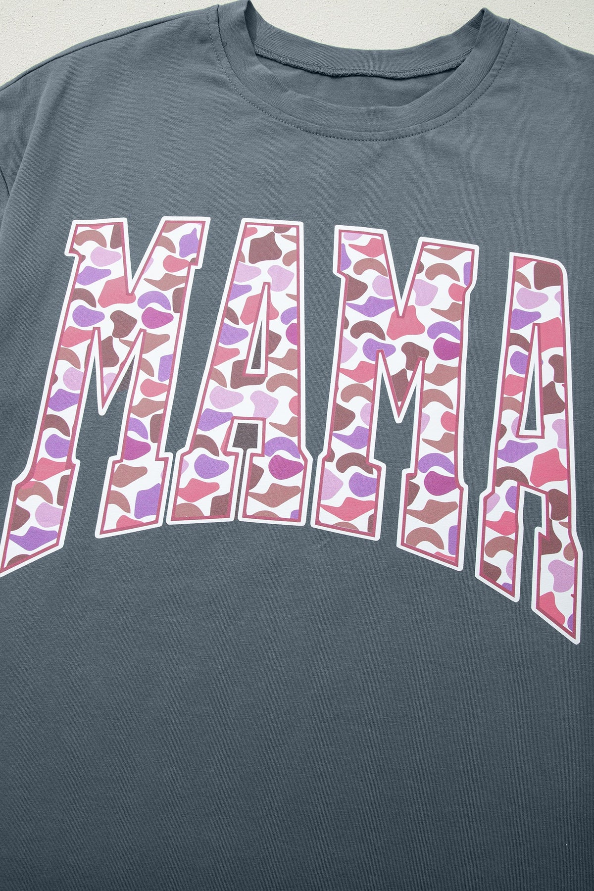 Set Coordinato Grigio Medio con T-shirt MAMA e Pantaloni Mimetici