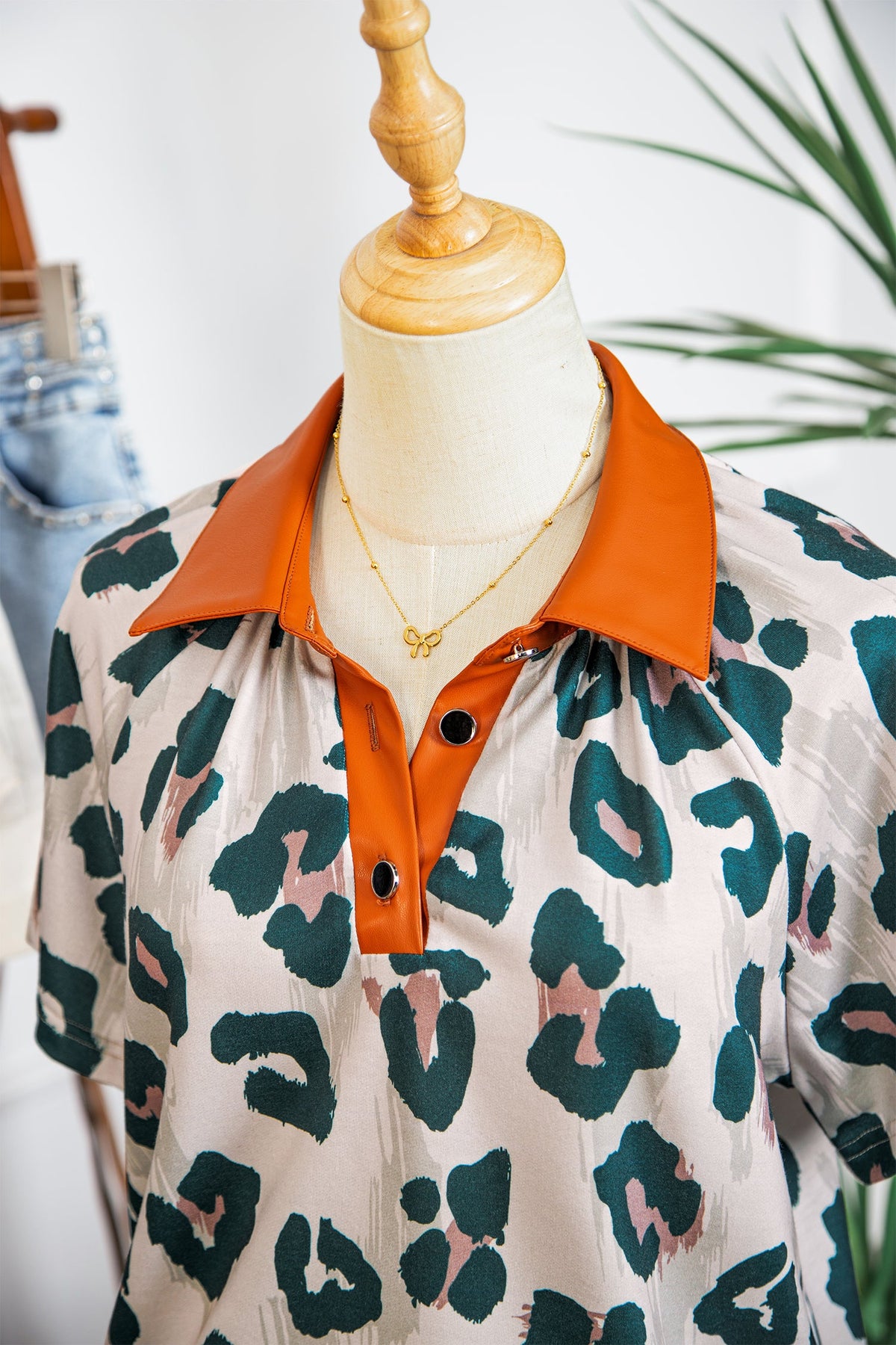Blusa Casual a Maniche Corte con Stampa Leopardata e Colletto a Contrasto