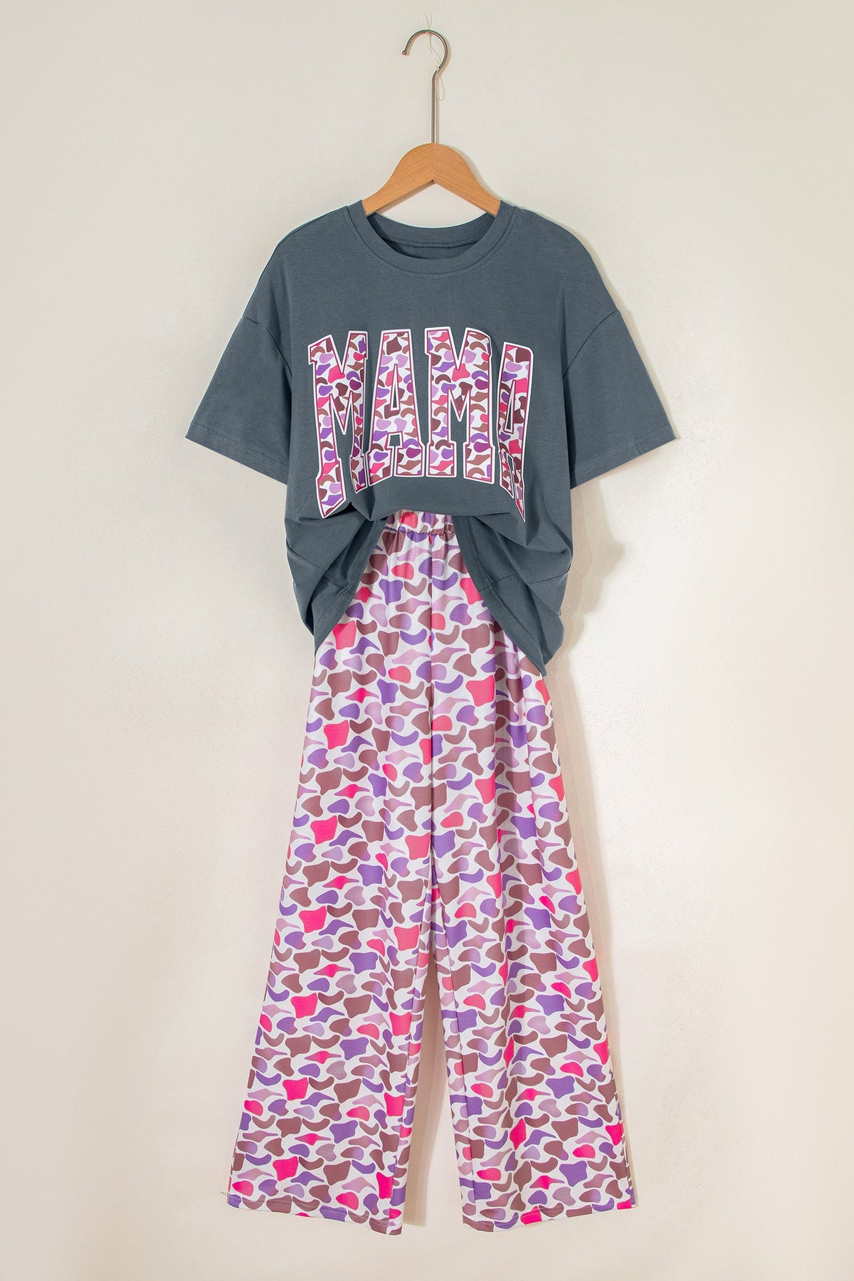 Set Coordinato Grigio Medio con T-shirt MAMA e Pantaloni Mimetici