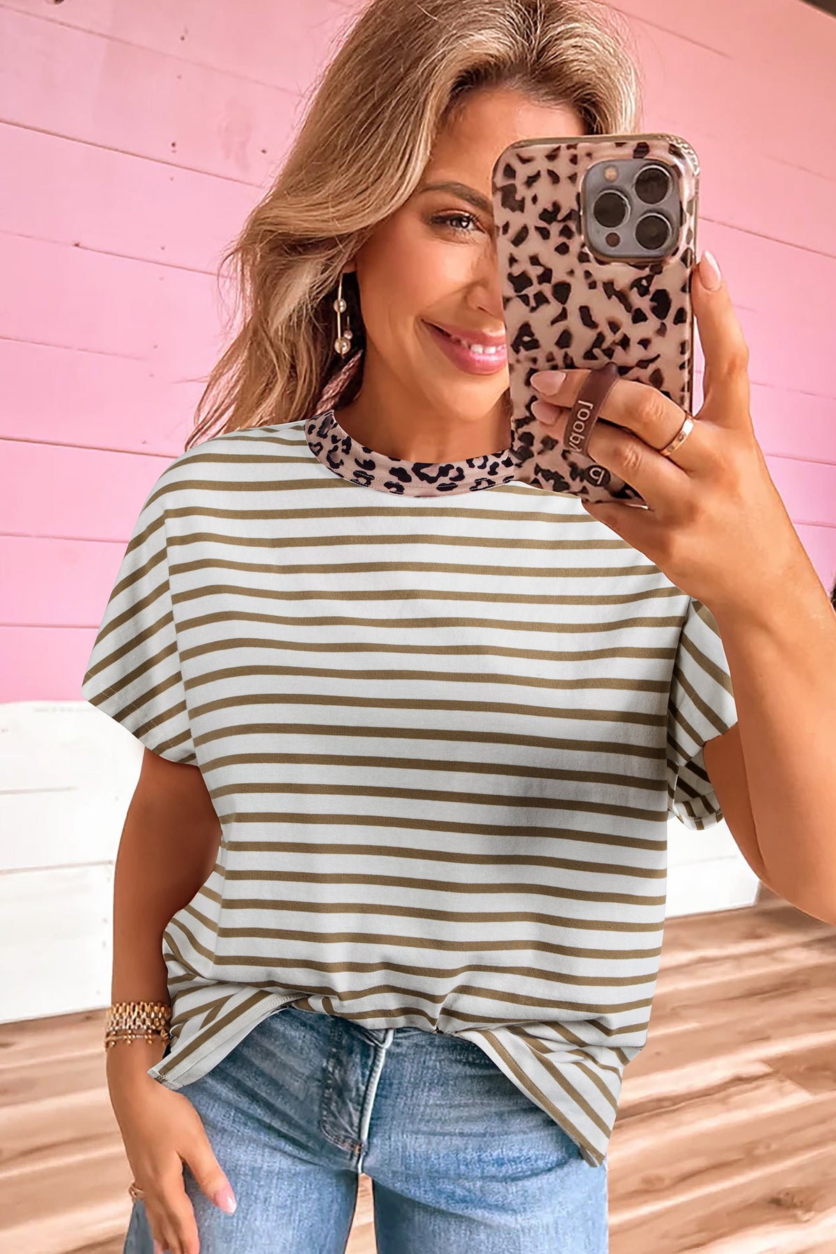 T-shirt ampia a girocollo con righe kaki e patchwork leopardato