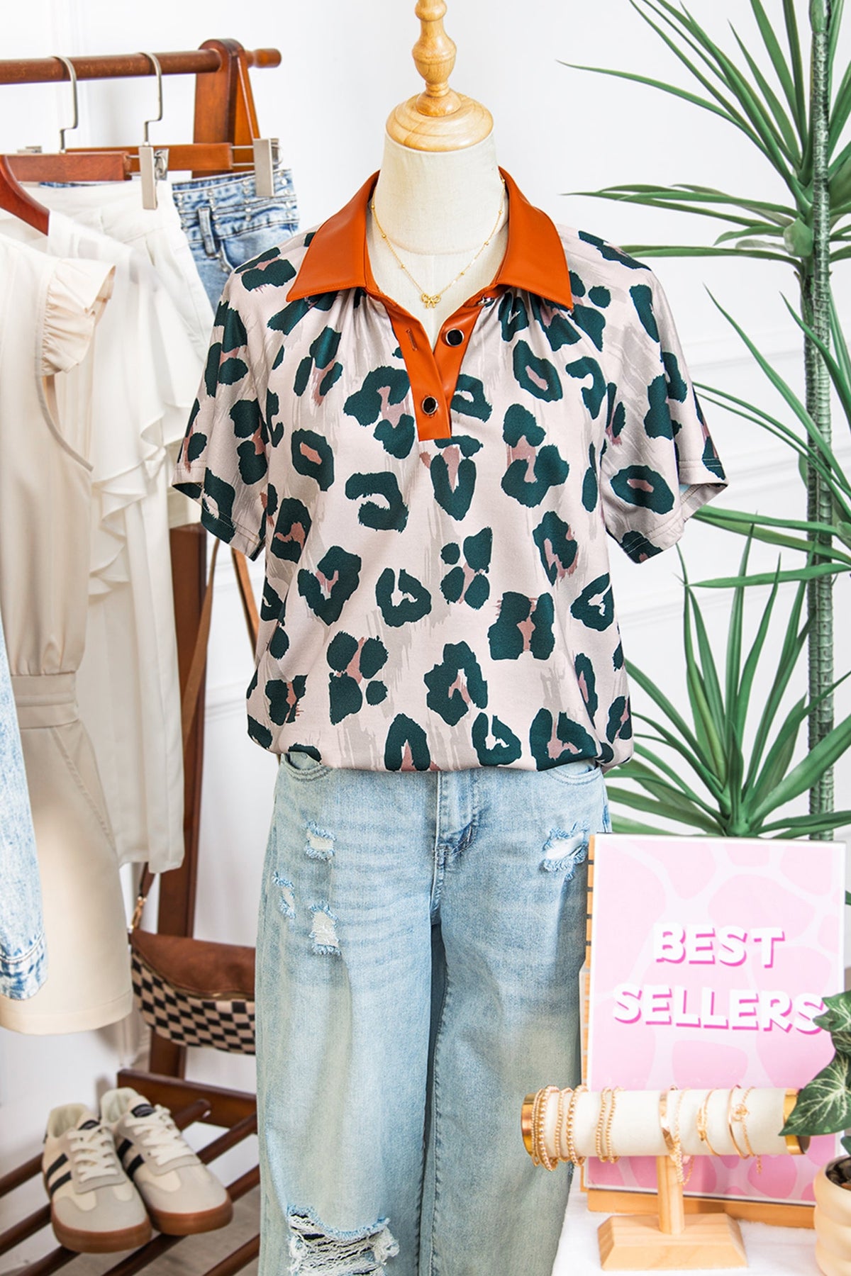 Blusa Casual a Maniche Corte con Stampa Leopardata e Colletto a Contrasto