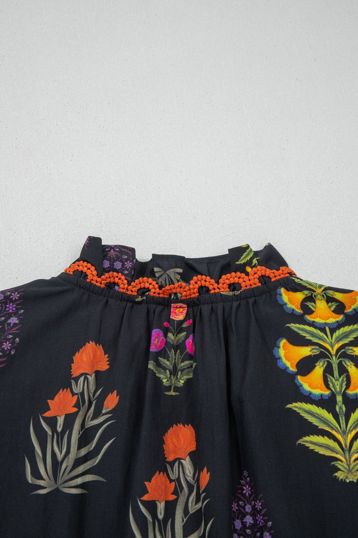 Camicia Nera a Fiori con Bordo in Pizzo e Scollo a V con Volant