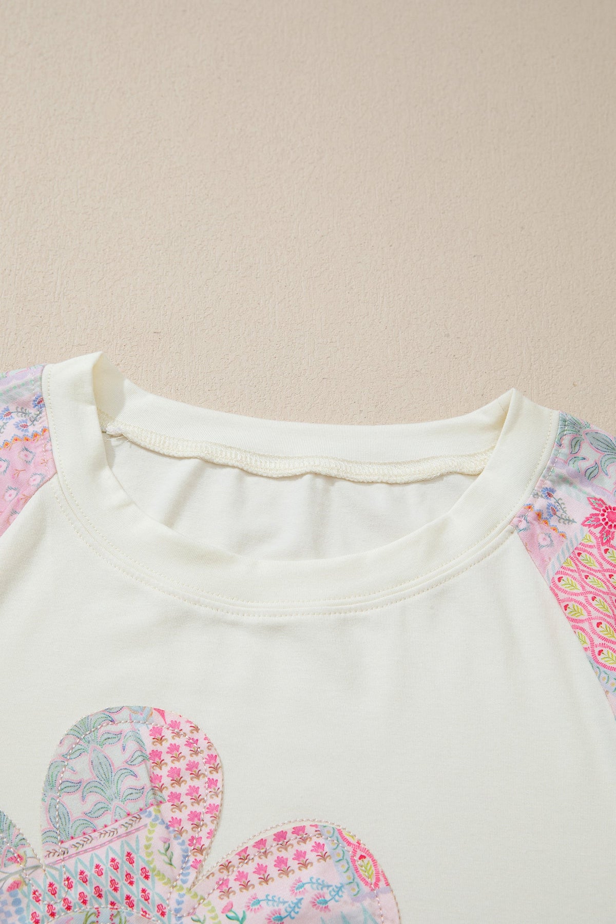 Top a Maniche Lunghe Beige con Patchwork Floreale Retro e Color Block