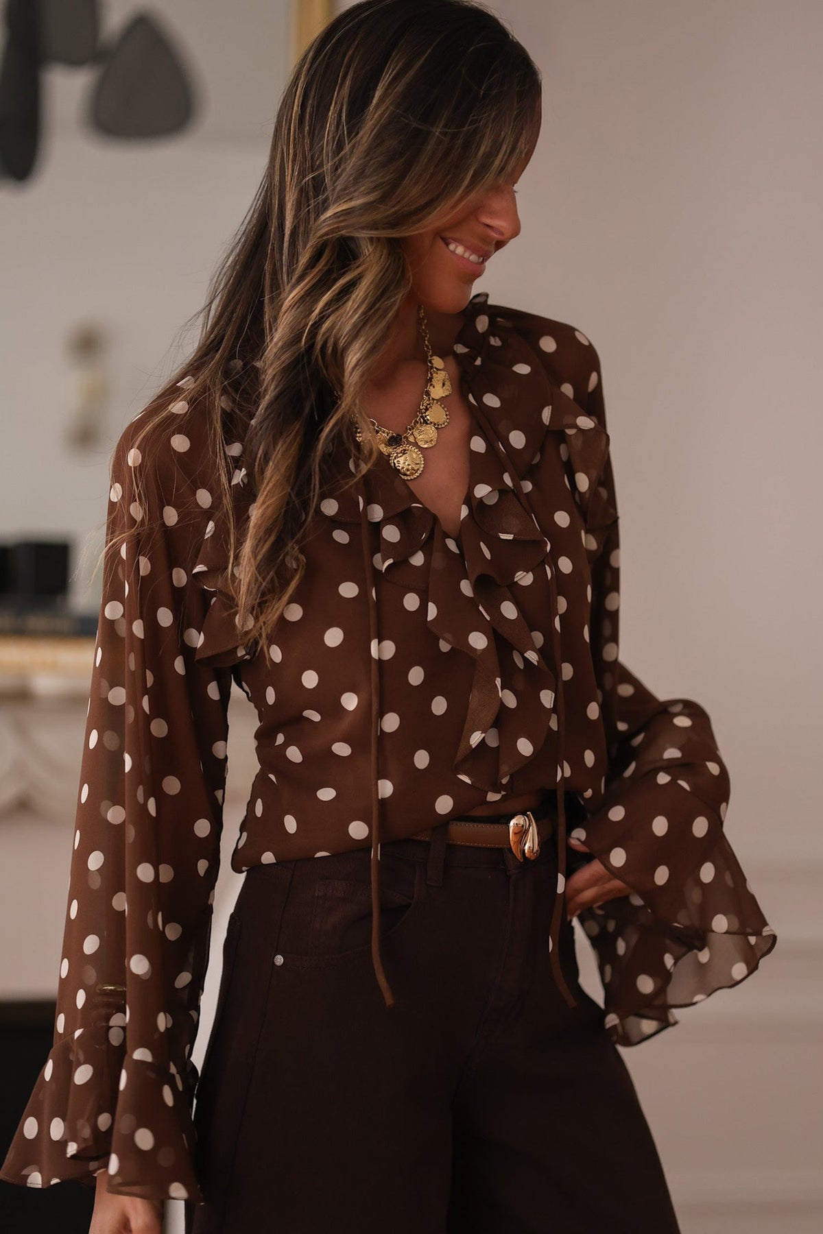 Blusa a Pois con Volant, Scollo a V e Maniche a Campana - Caffè