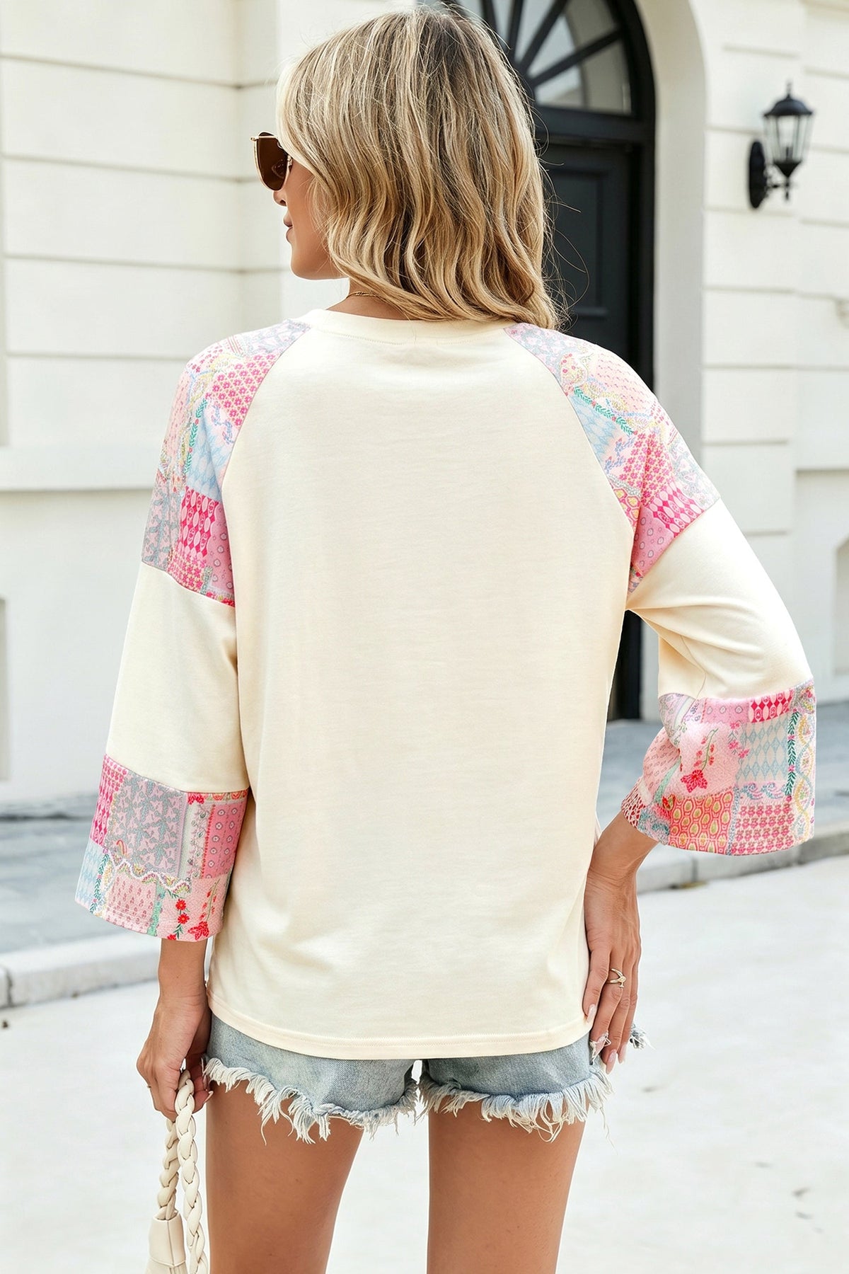 Top a Maniche Lunghe Beige con Patchwork Floreale Retro e Color Block