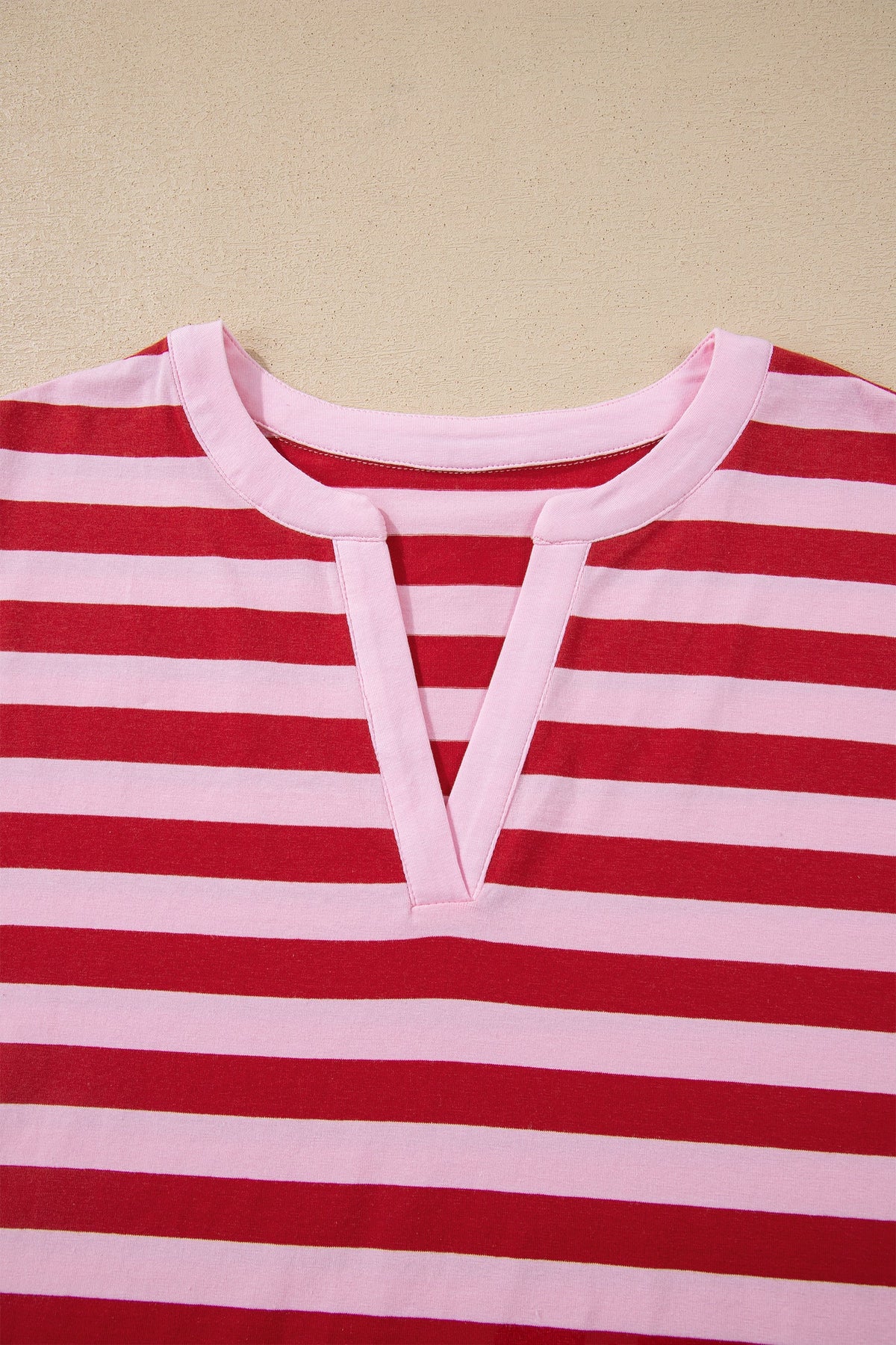 T-shirt Casual a Righe Rosa con Scollo a V