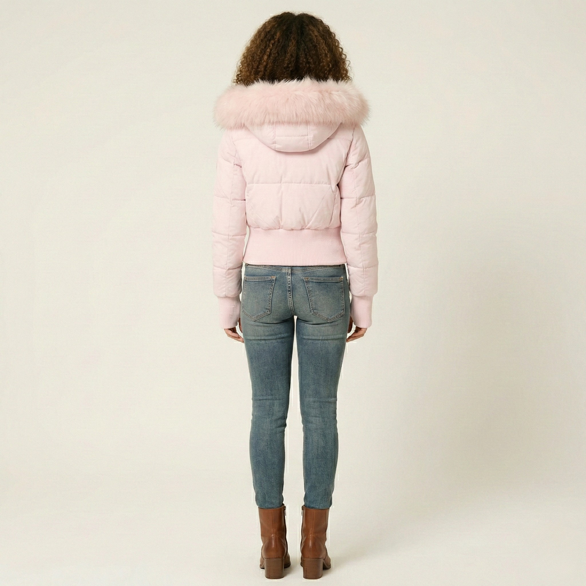 Piumino donna corto con cappuccio e bordo in ecopelliccia imbottito invernale