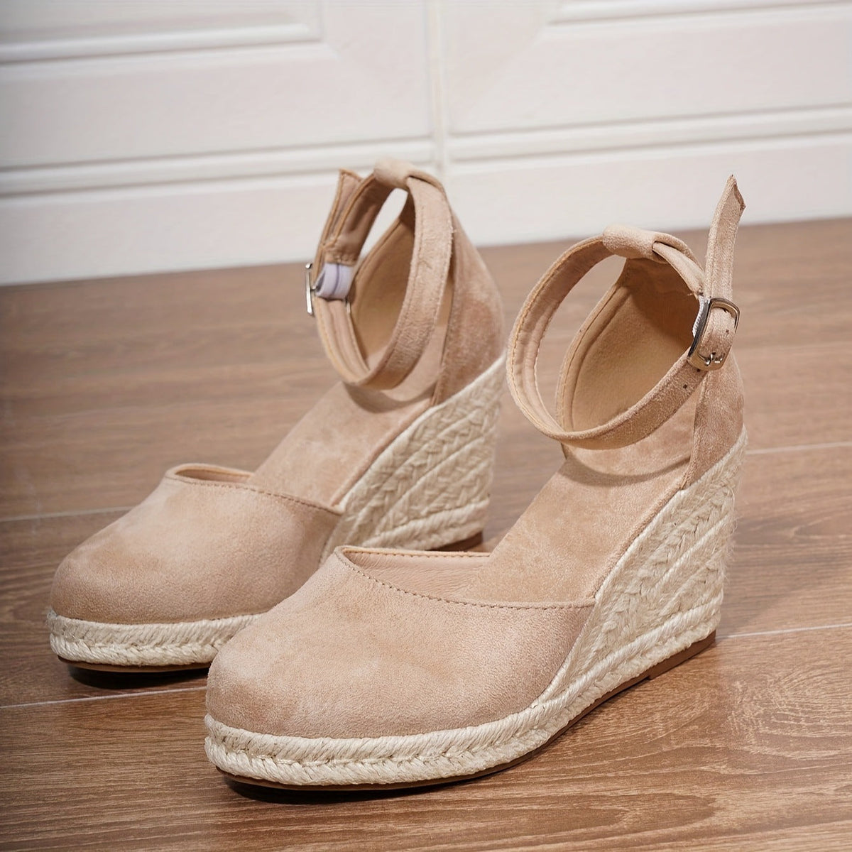 Sandali con zeppa in rafia con fibbia – comodi ed eleganti