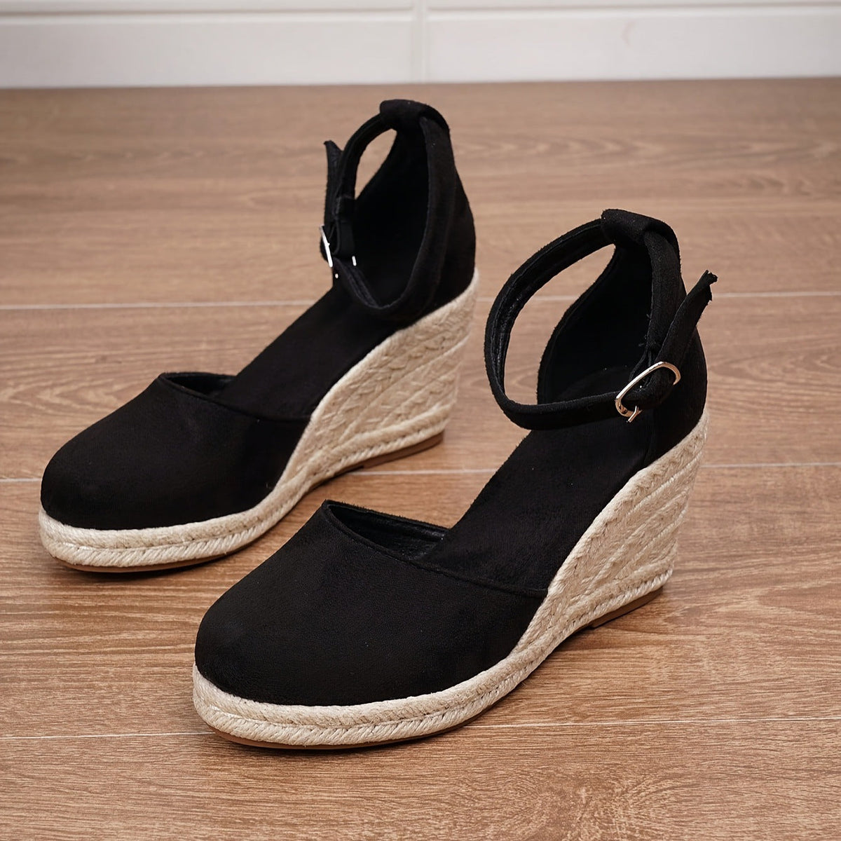 Sandali con zeppa in rafia con fibbia – comodi ed eleganti