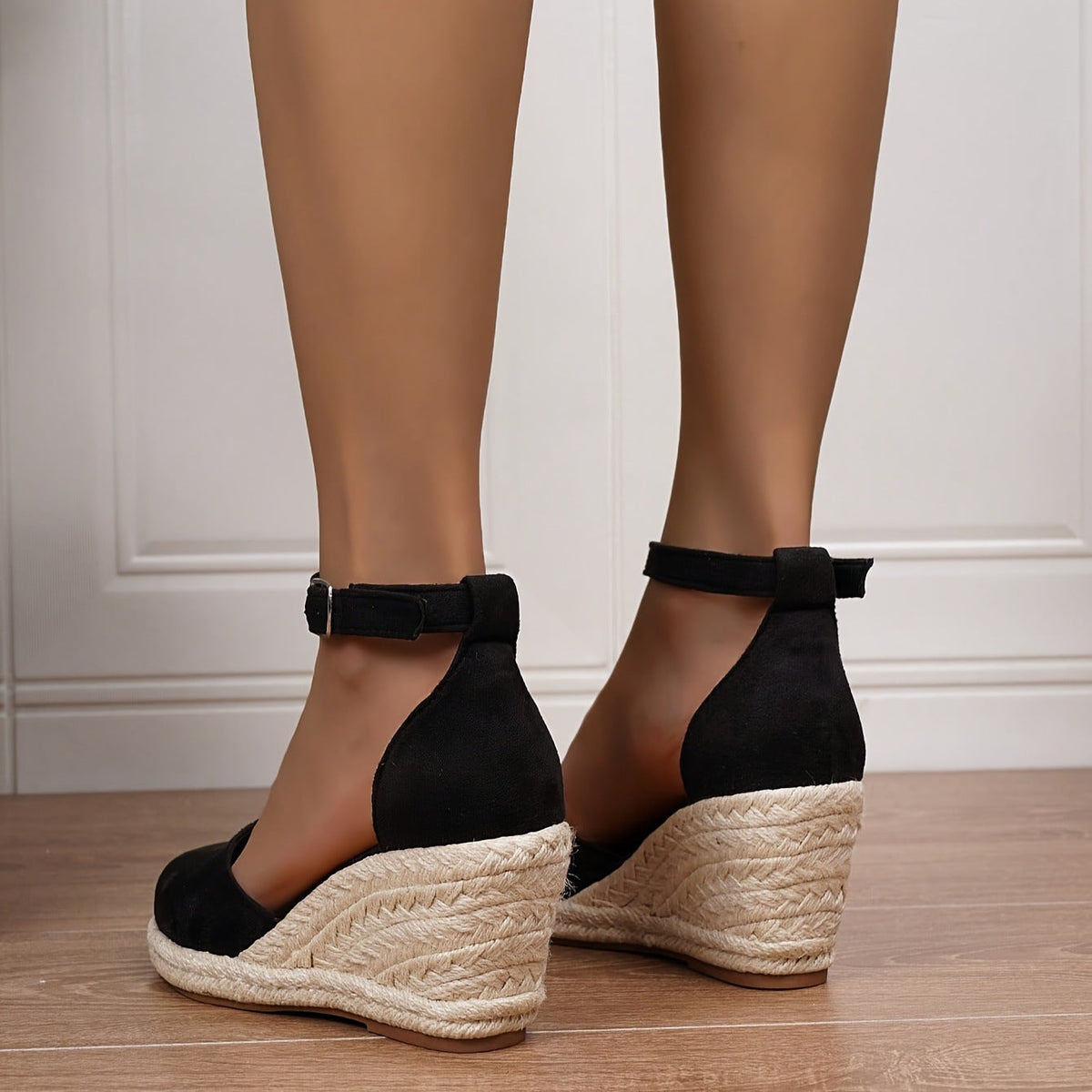 Sandali con zeppa in rafia con fibbia – comodi ed eleganti