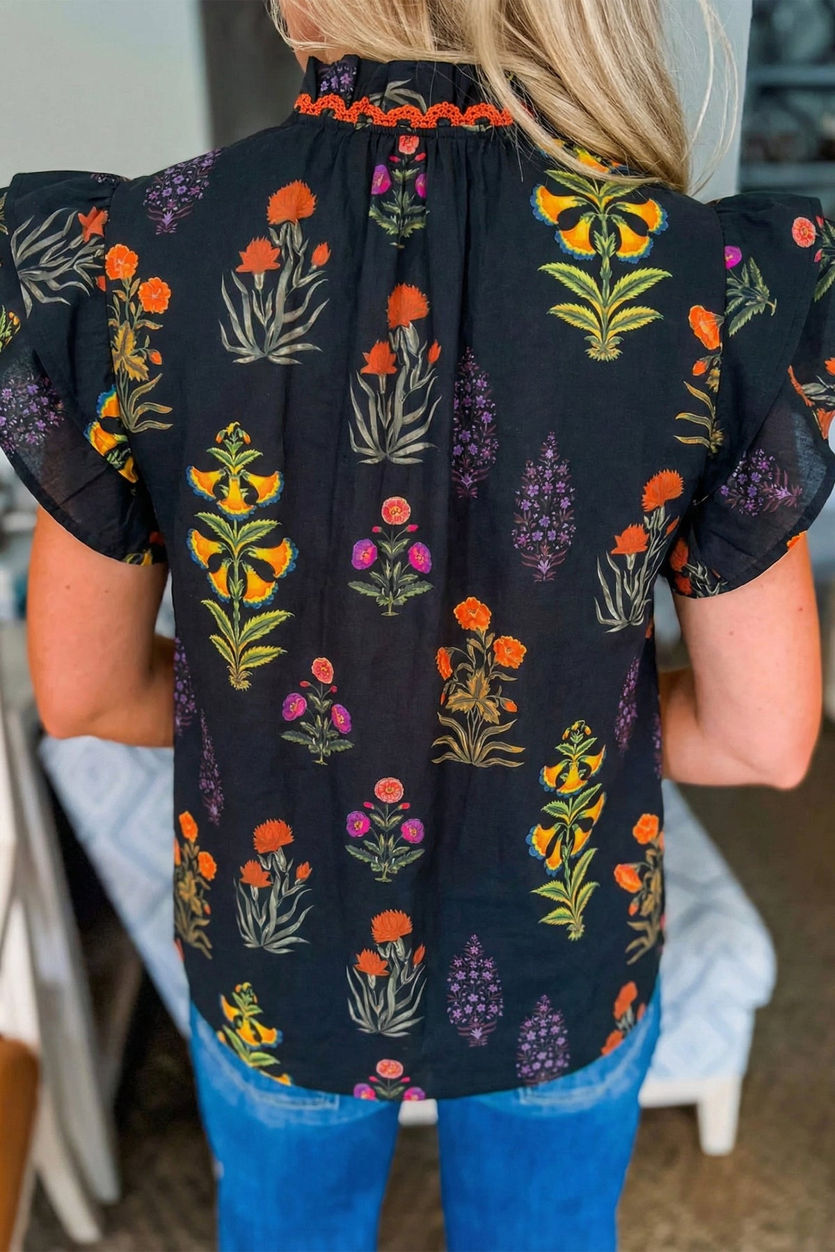 Camicia Nera a Fiori con Bordo in Pizzo e Scollo a V con Volant