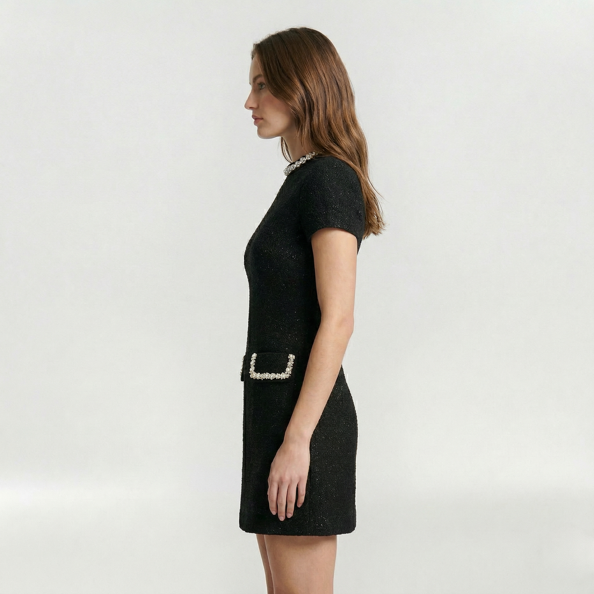 Abito mini con bordo perle e tasche da donna elegante