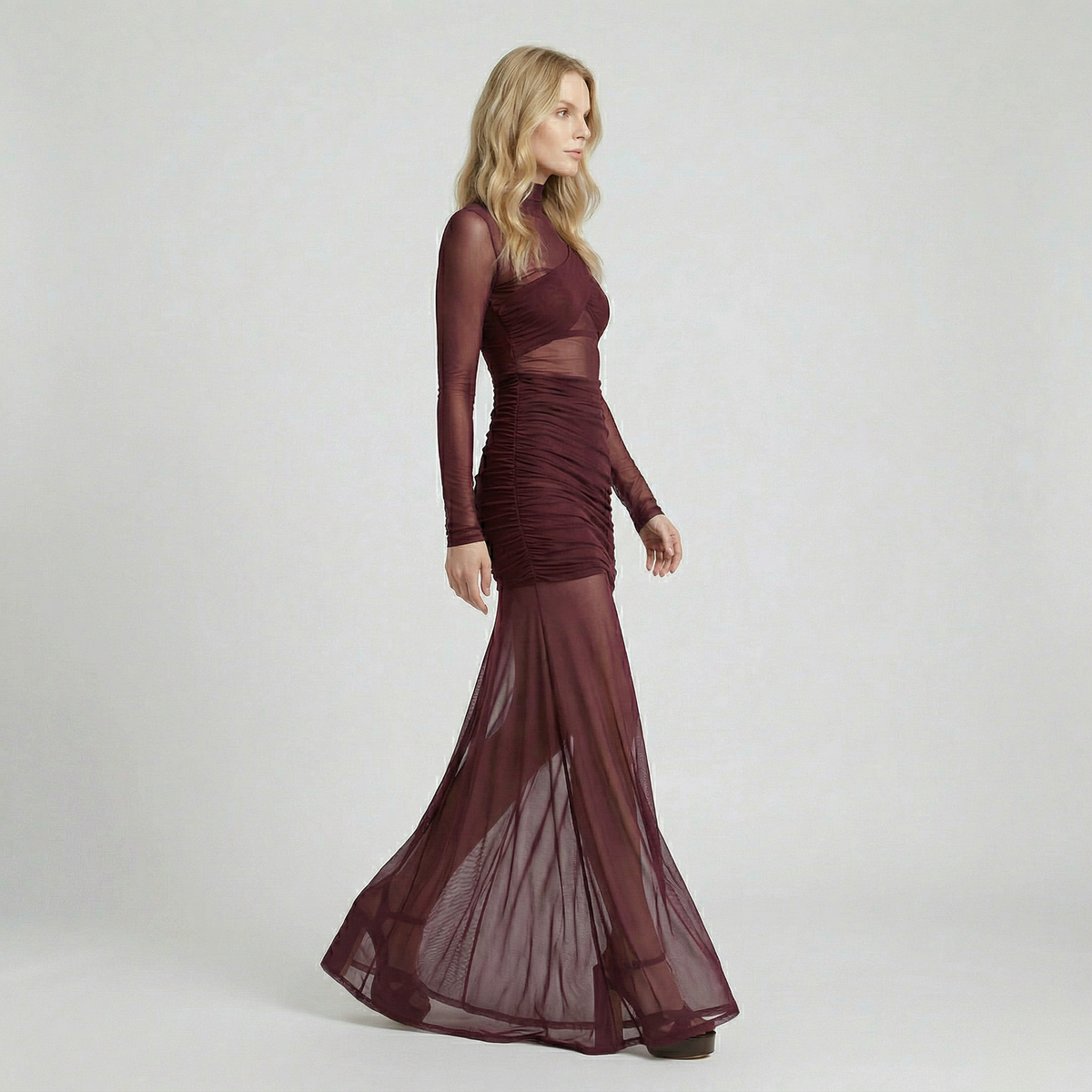 Abito maxi aderente in mesh trasparente a maniche lunghe