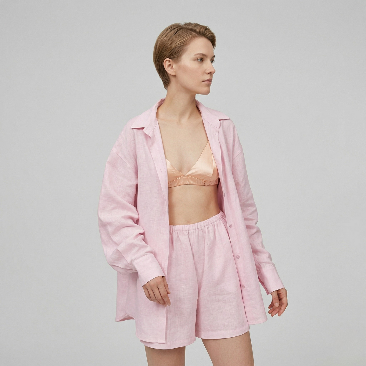 Completo due pezzi cardigan chic e shorts coordinati da donna