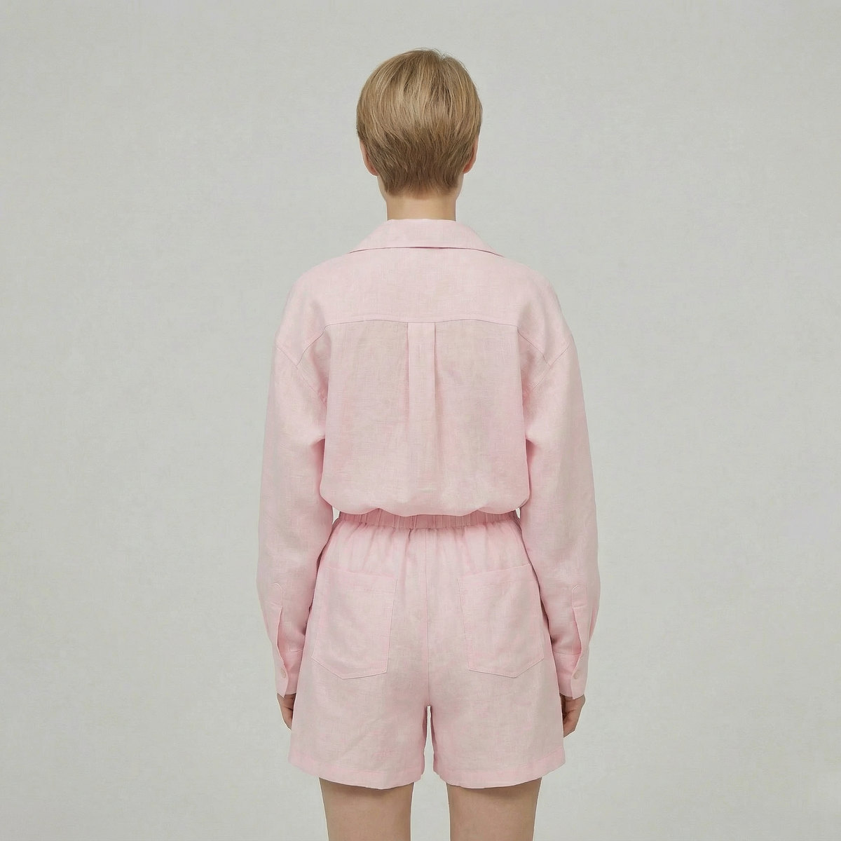 Completo due pezzi cardigan chic e shorts coordinati da donna
