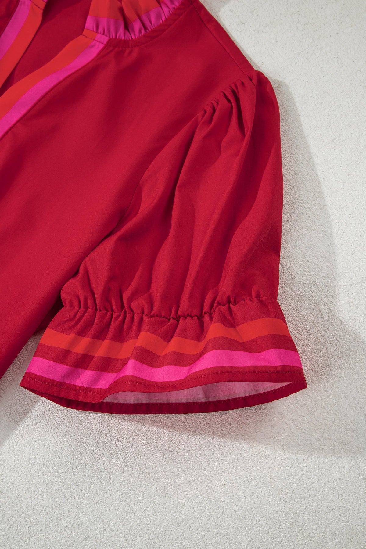 Blusa a righe rosso fuoco con colletto a volant e maniche corte arricciate