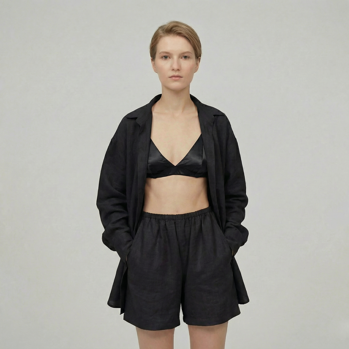 Completo due pezzi cardigan chic e shorts coordinati da donna