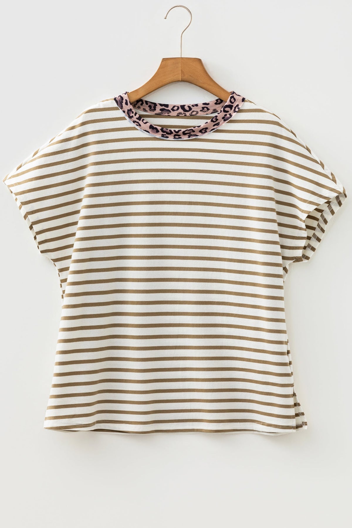T-shirt ampia a girocollo con righe kaki e patchwork leopardato