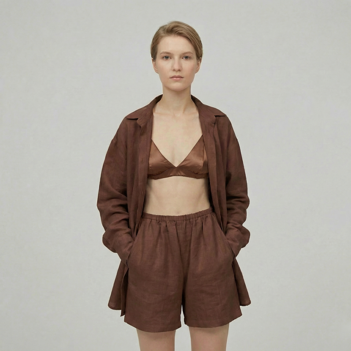 Completo due pezzi cardigan chic e shorts coordinati da donna