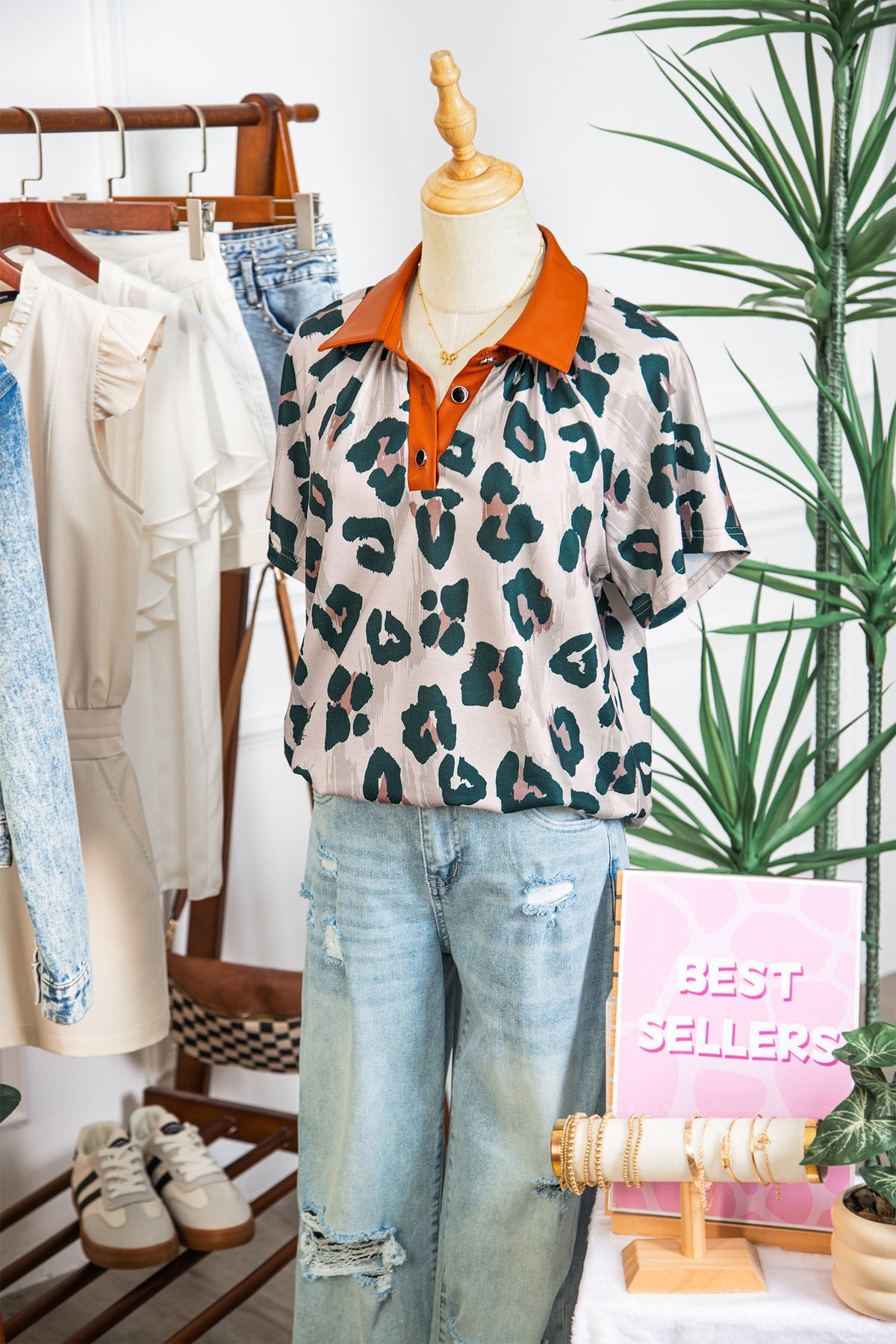 Blusa Casual a Maniche Corte con Stampa Leopardata e Colletto a Contrasto