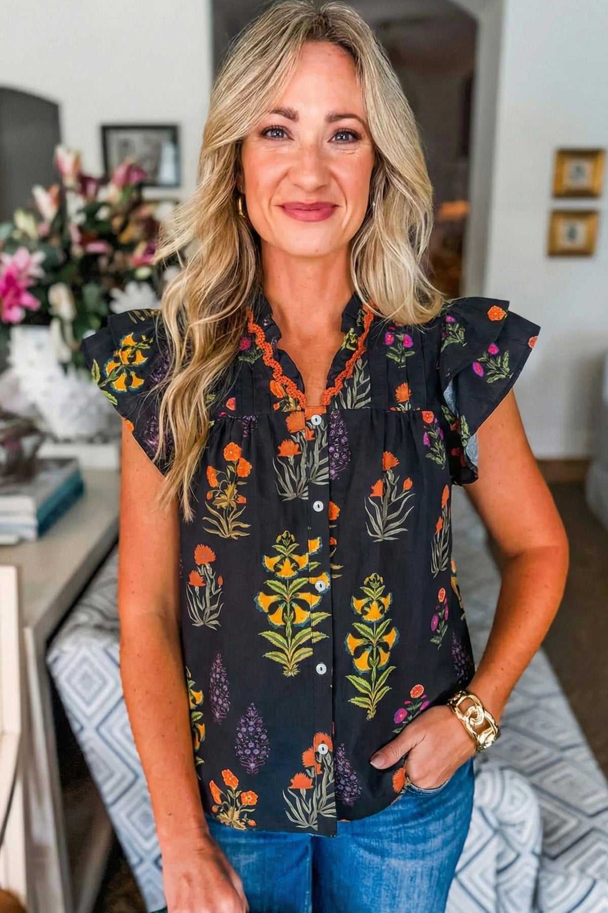 Camicia Nera a Fiori con Bordo in Pizzo e Scollo a V con Volant