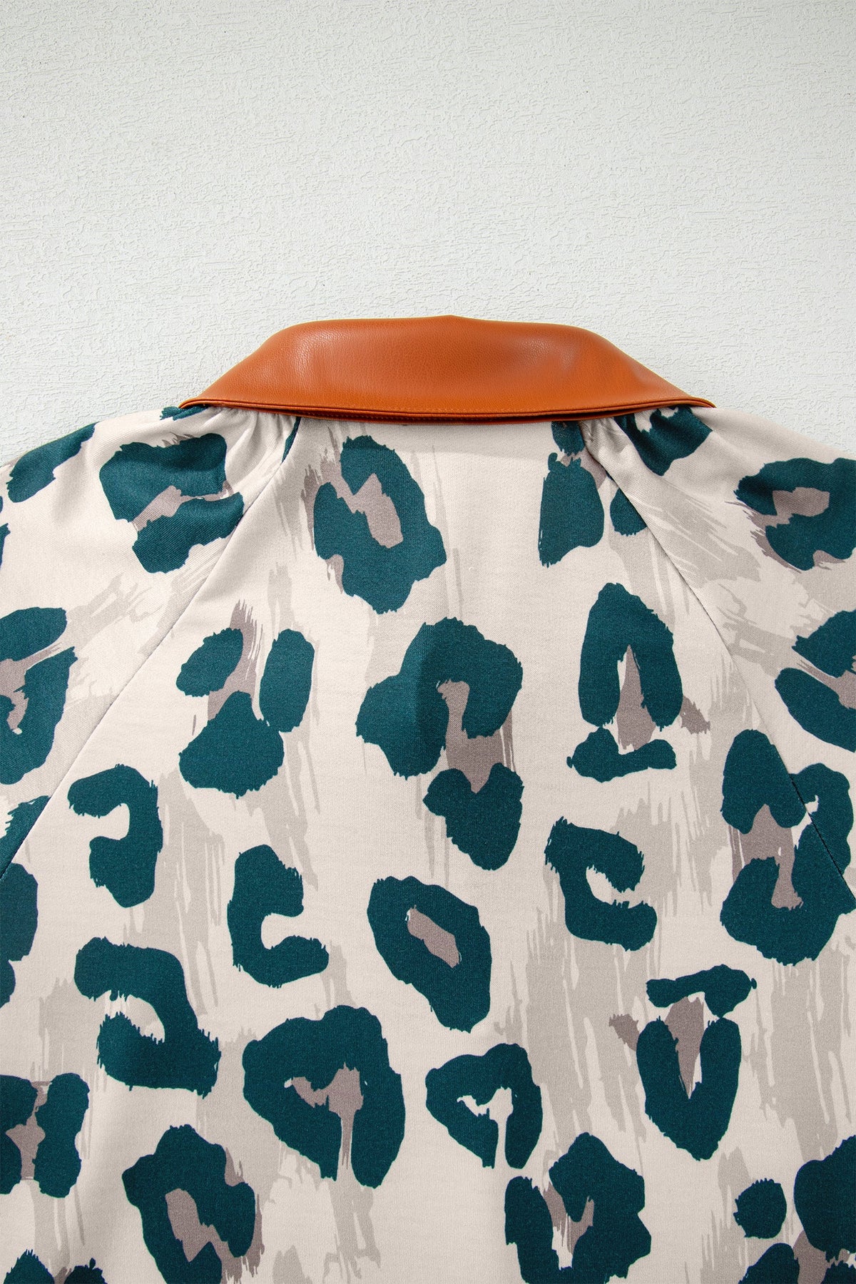 Blusa Casual a Maniche Corte con Stampa Leopardata e Colletto a Contrasto