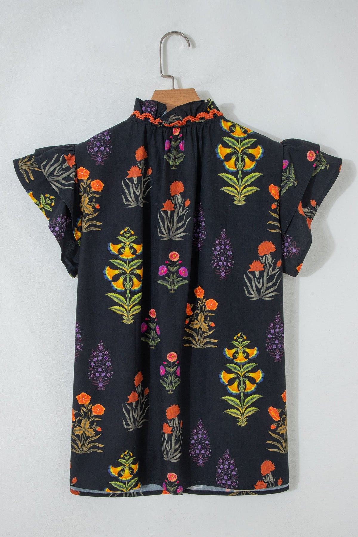 Camicia Nera a Fiori con Bordo in Pizzo e Scollo a V con Volant
