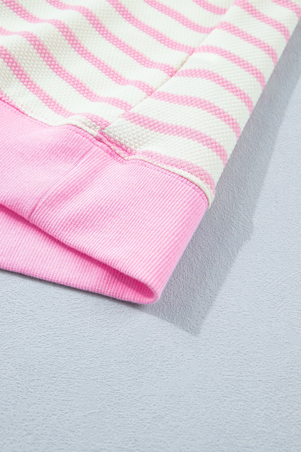 Blusa a Righe Rosa con Maniche Corte a Volant e Patchwork