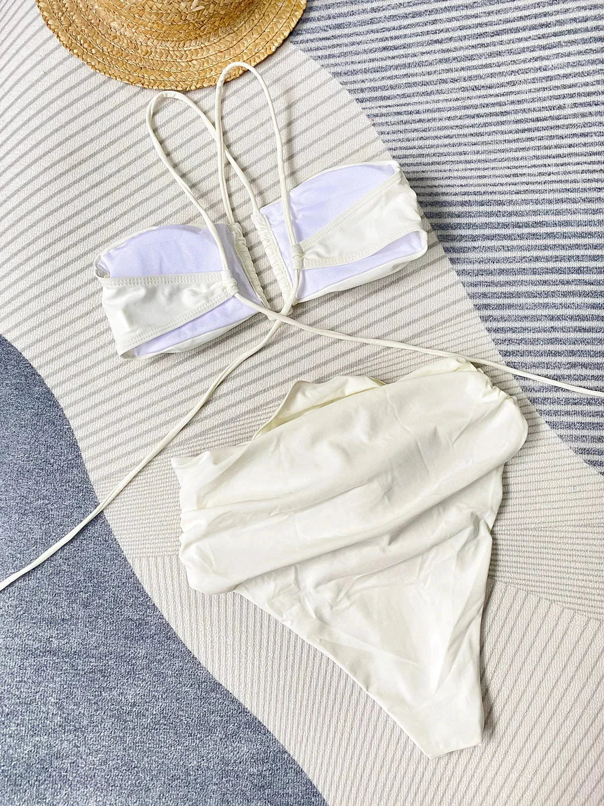 Completo bikini donna con dettagli floreali e lacci