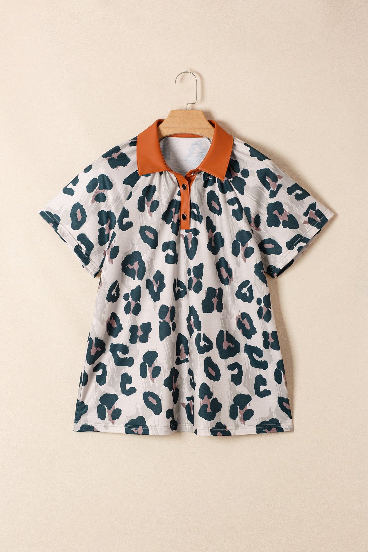 Blusa Casual a Maniche Corte con Stampa Leopardata e Colletto a Contrasto