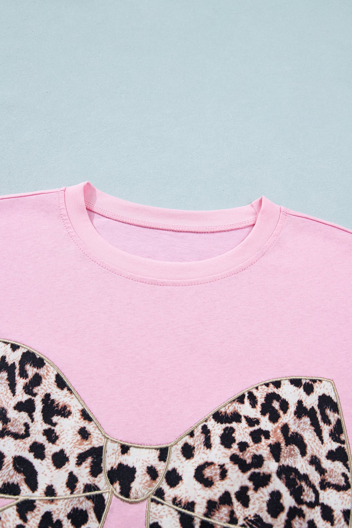 T-shirt in cotone con fiocco leopardato ricamato e girocollo