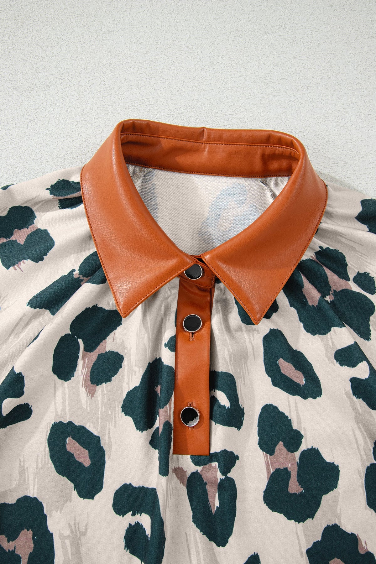 Blusa Casual a Maniche Corte con Stampa Leopardata e Colletto a Contrasto