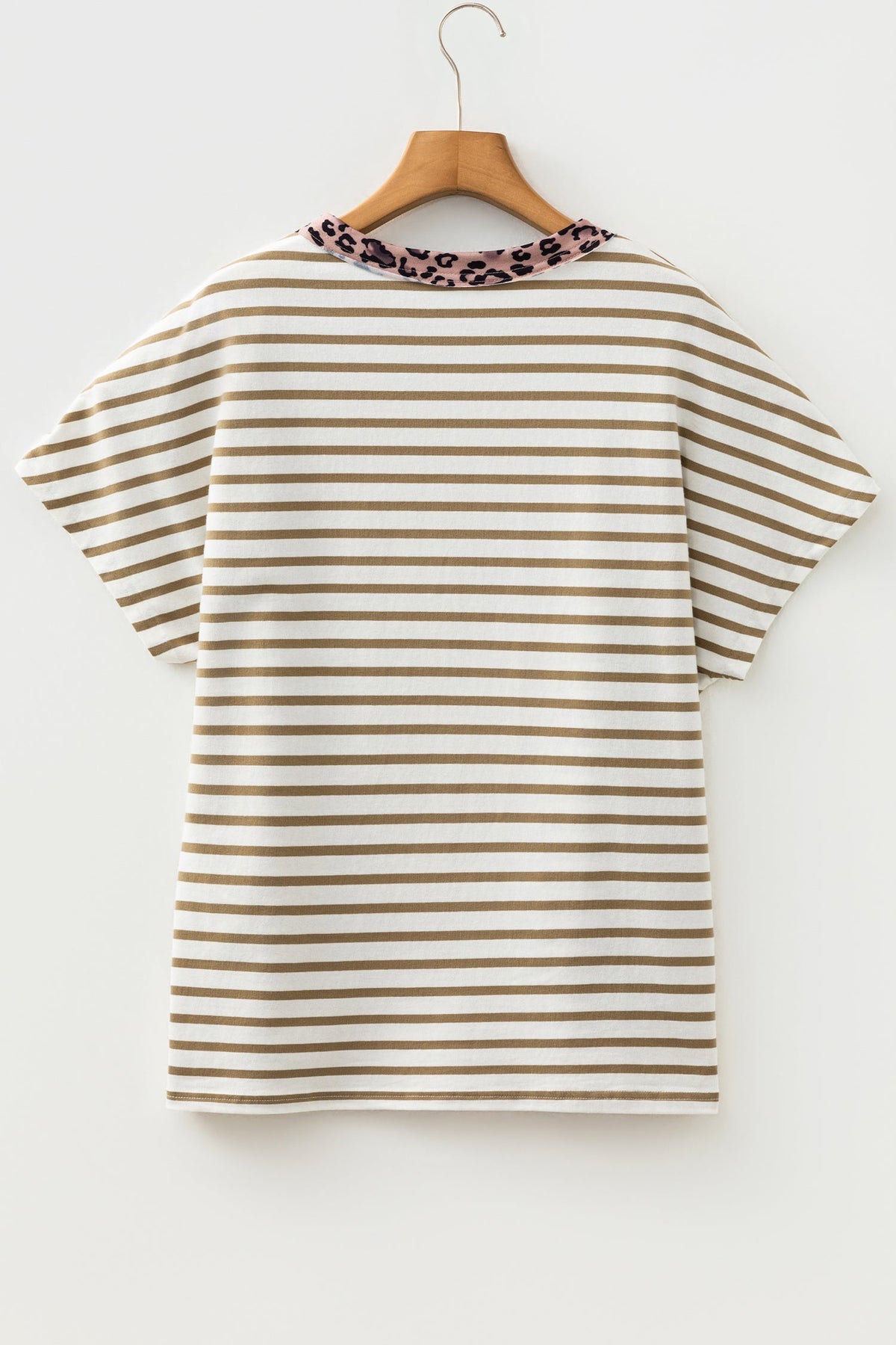 T-shirt ampia a girocollo con righe kaki e patchwork leopardato