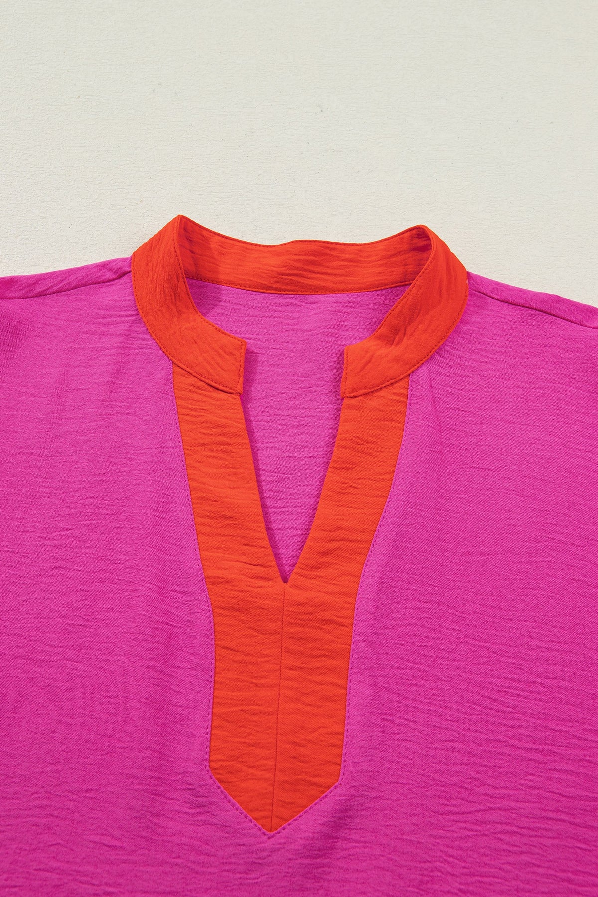 Top a Maniche Corte Ampie con Scollo a V Color Block Rosso Rosa