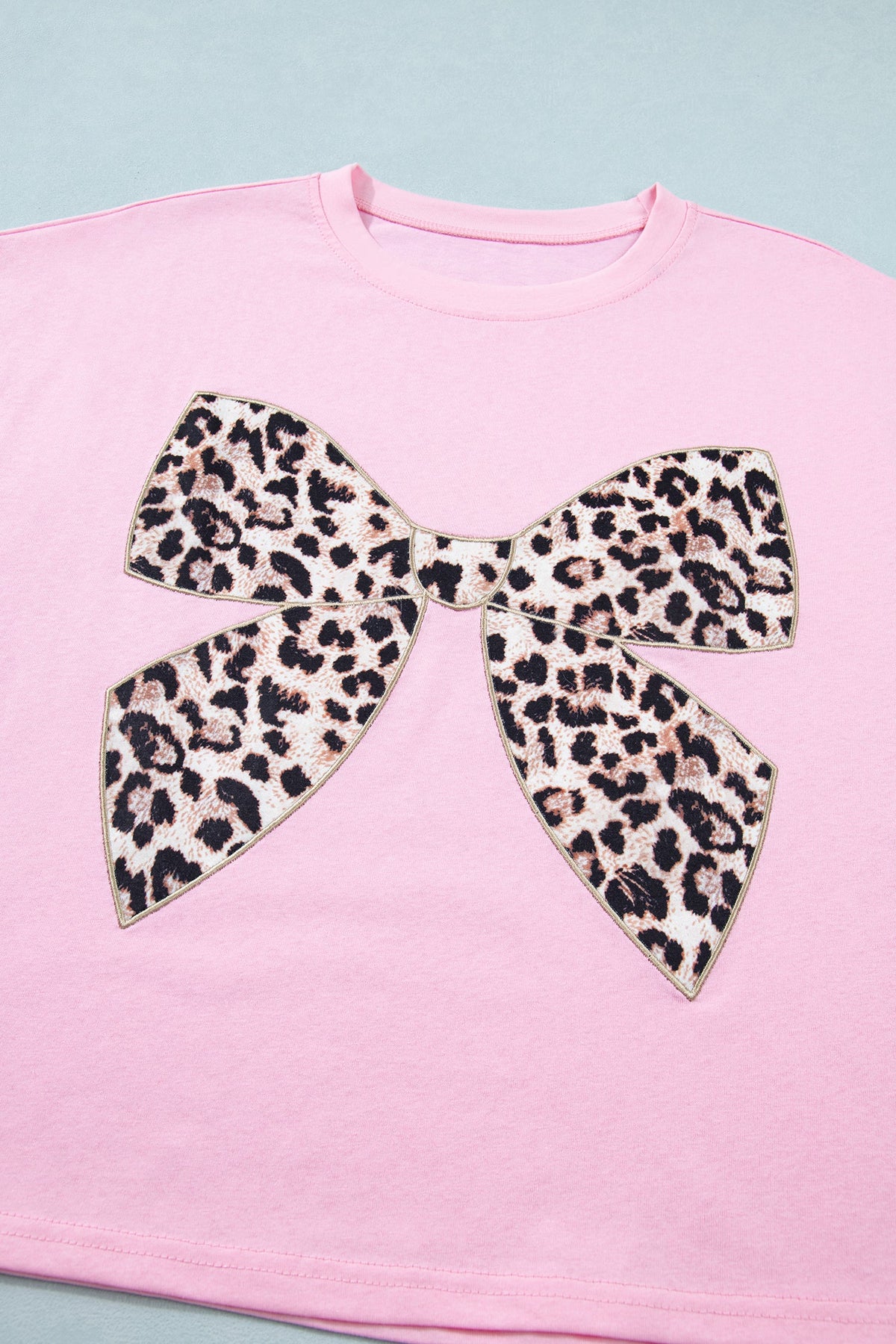 T-shirt in cotone con fiocco leopardato ricamato e girocollo