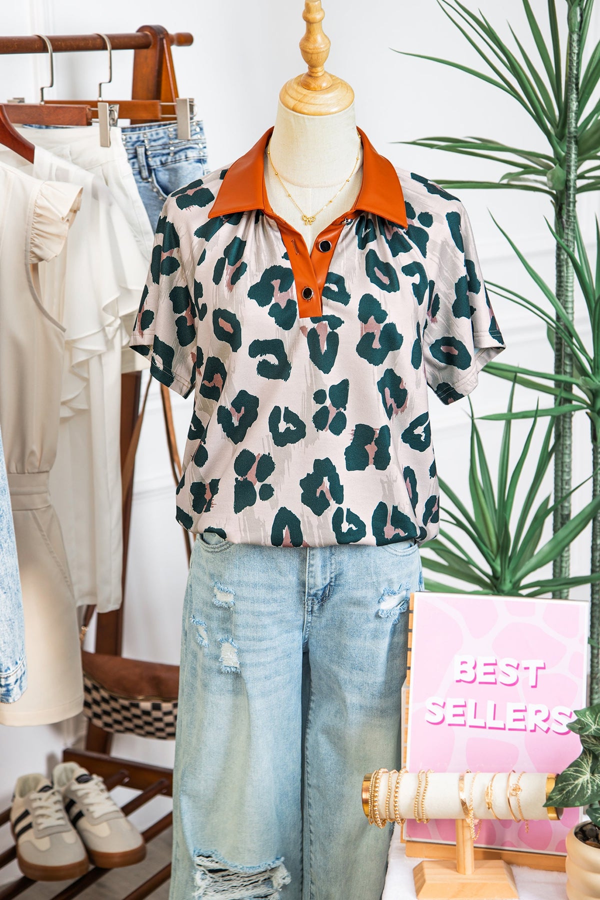 Blusa Casual a Maniche Corte con Stampa Leopardata e Colletto a Contrasto