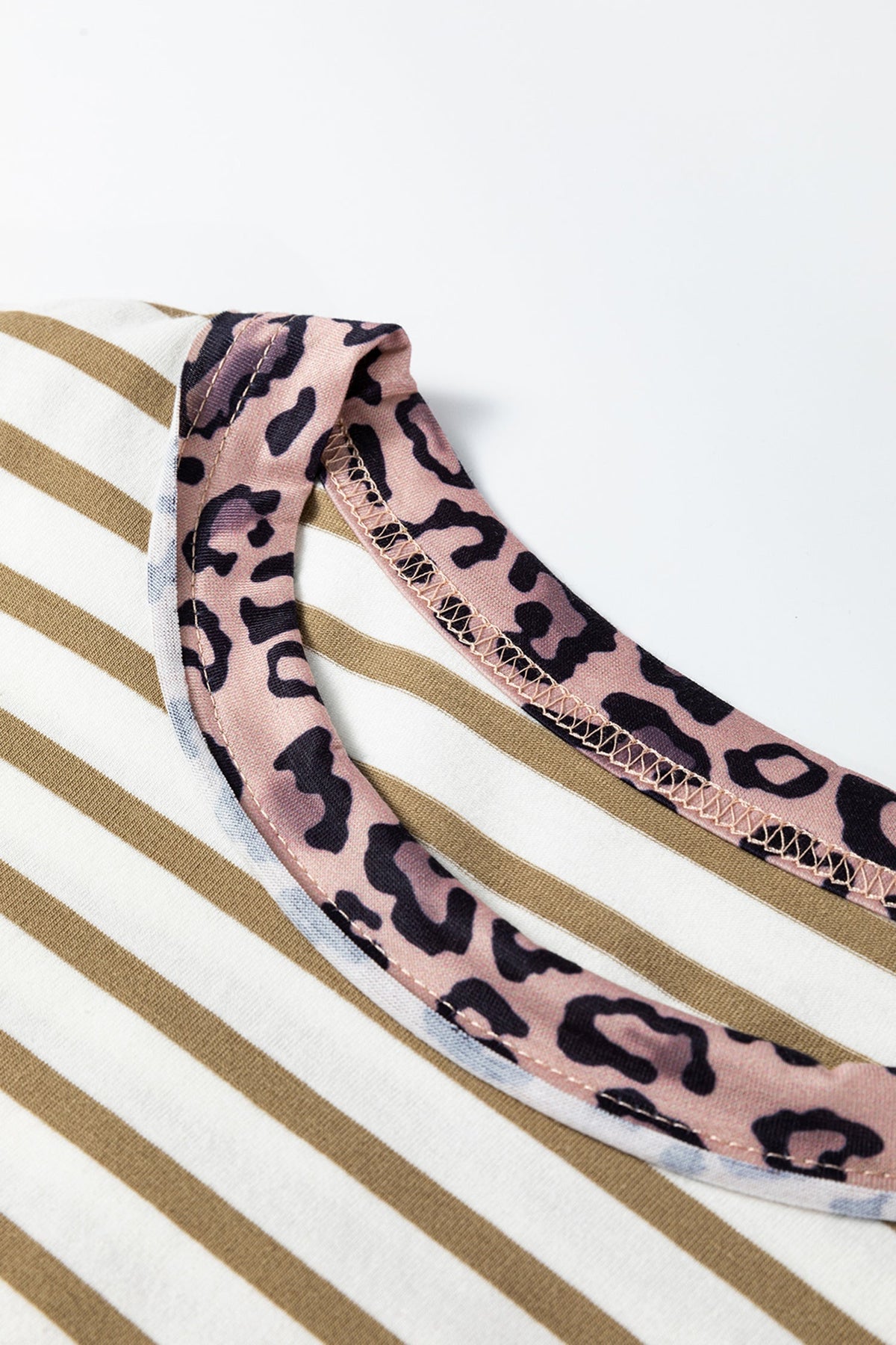 T-shirt ampia a girocollo con righe kaki e patchwork leopardato