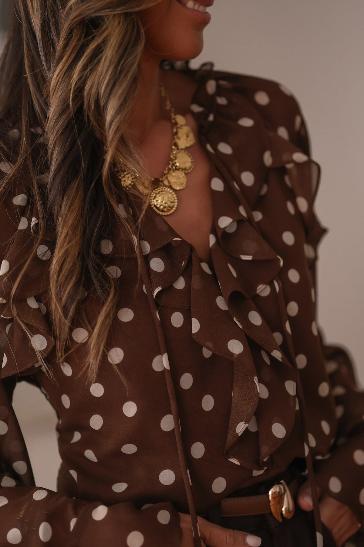 Blusa a Pois con Volant, Scollo a V e Maniche a Campana - Caffè