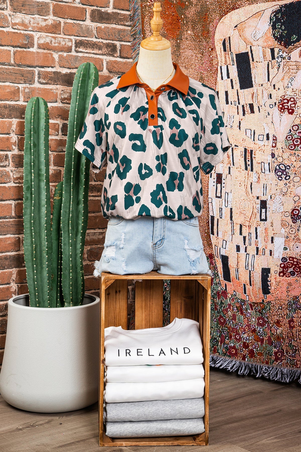 Blusa Casual a Maniche Corte con Stampa Leopardata e Colletto a Contrasto