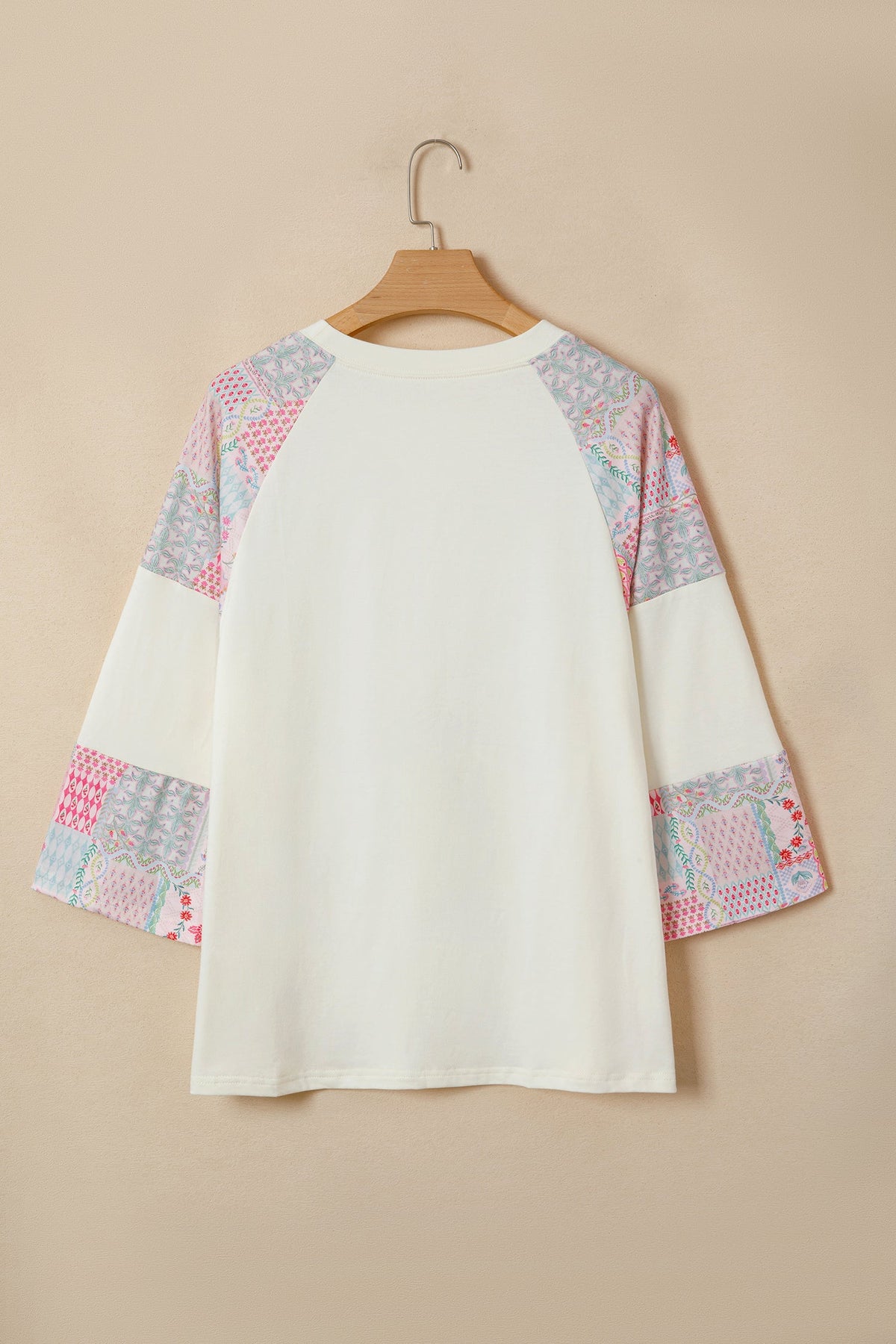 Top a Maniche Lunghe Beige con Patchwork Floreale Retro e Color Block