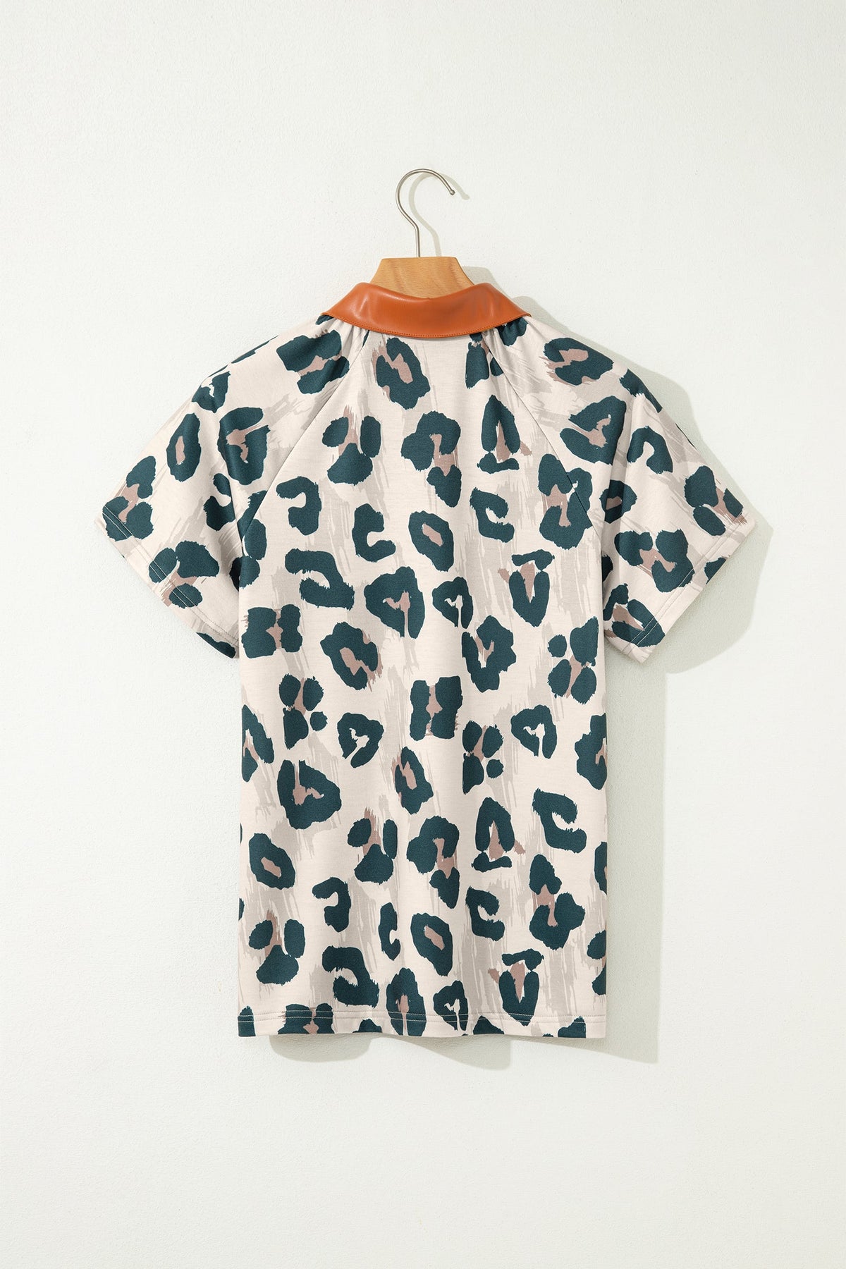 Blusa Casual a Maniche Corte con Stampa Leopardata e Colletto a Contrasto