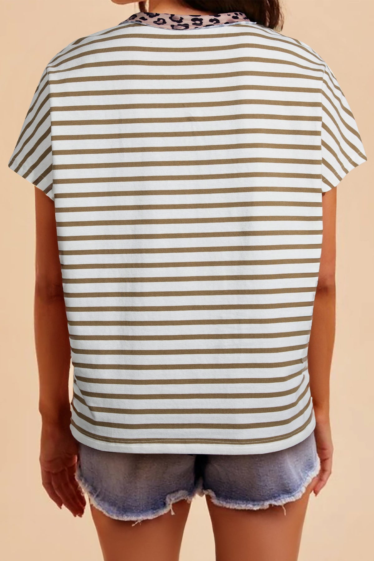 T-shirt ampia a girocollo con righe kaki e patchwork leopardato